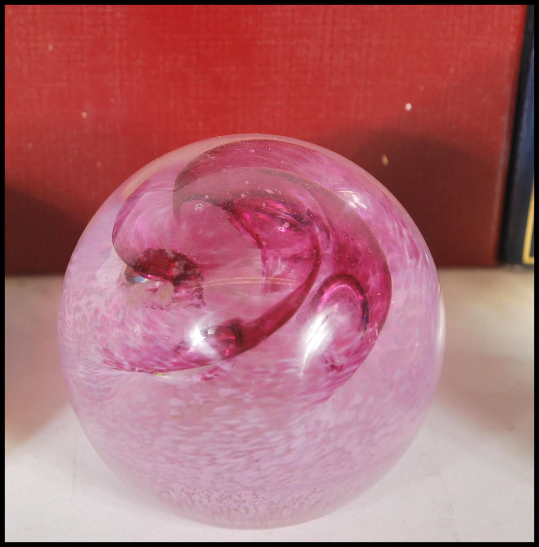 A collection of five 20th Century studio glass paperweights to include examples by Mdina, Selkirk - Bild 3 aus 6