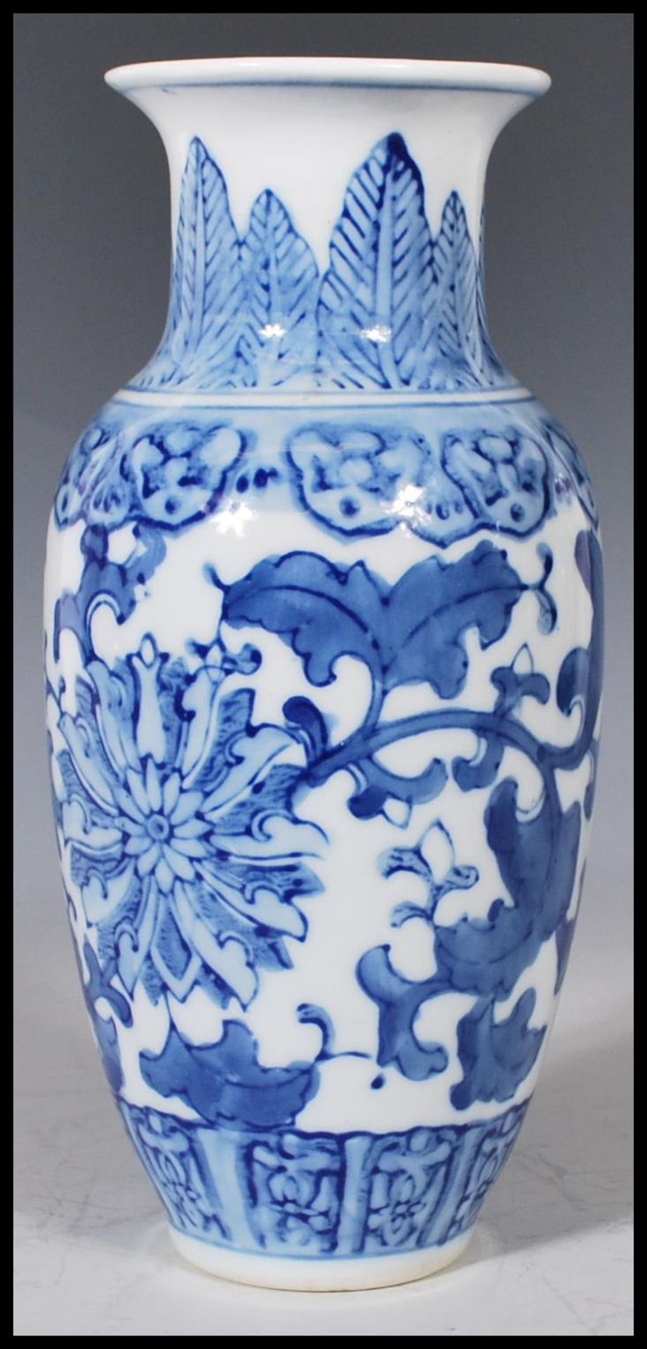 A 19th Century Chinese ginger jar of large proportions and bulbous form being hand painted in blue - Bild 5 aus 24