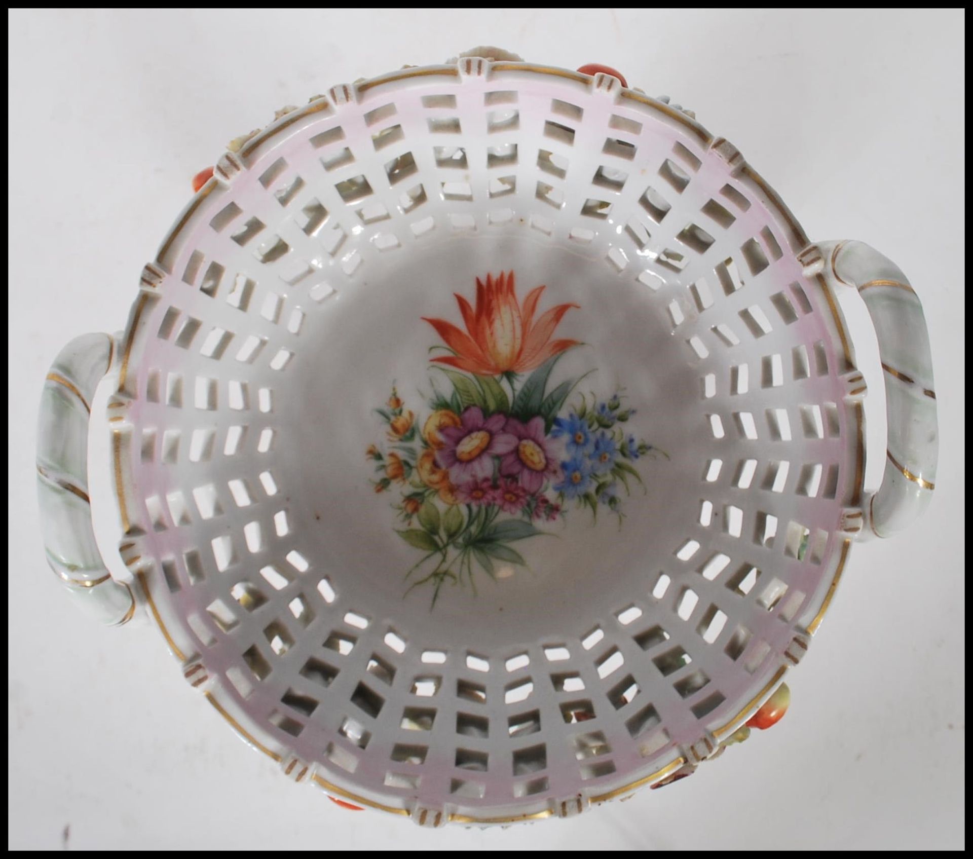 A 19th century / early 20th century Sitzendorf floral encrusted centrepiece tazza. The base with - Bild 5 aus 6