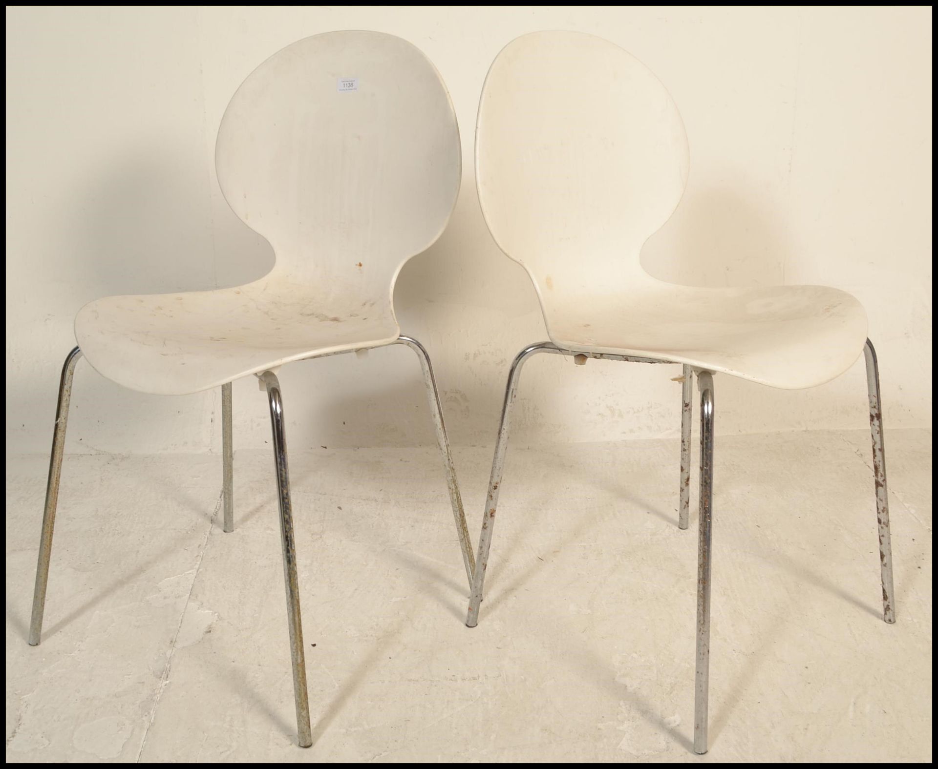 A set of Galvano Tecnica Italian white plastic formed shell dining stacking chairs having a shell - Bild 3 aus 7