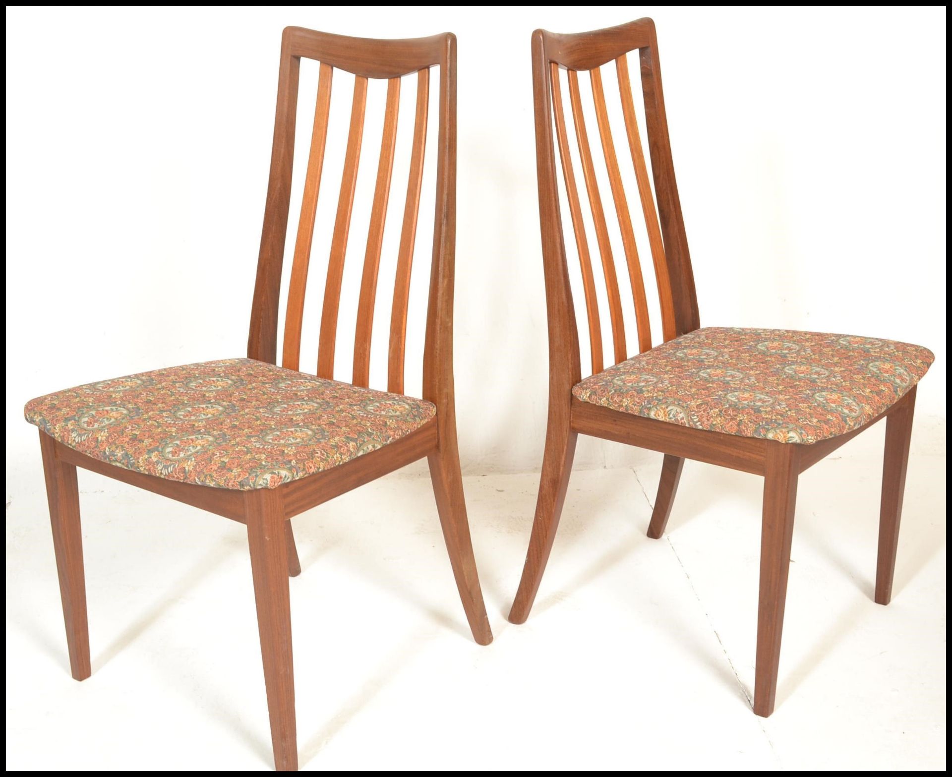 G Plan- A set of four retro mid 20th Century G Plan Fresco range tak wood rail back dining chairs - Bild 4 aus 8