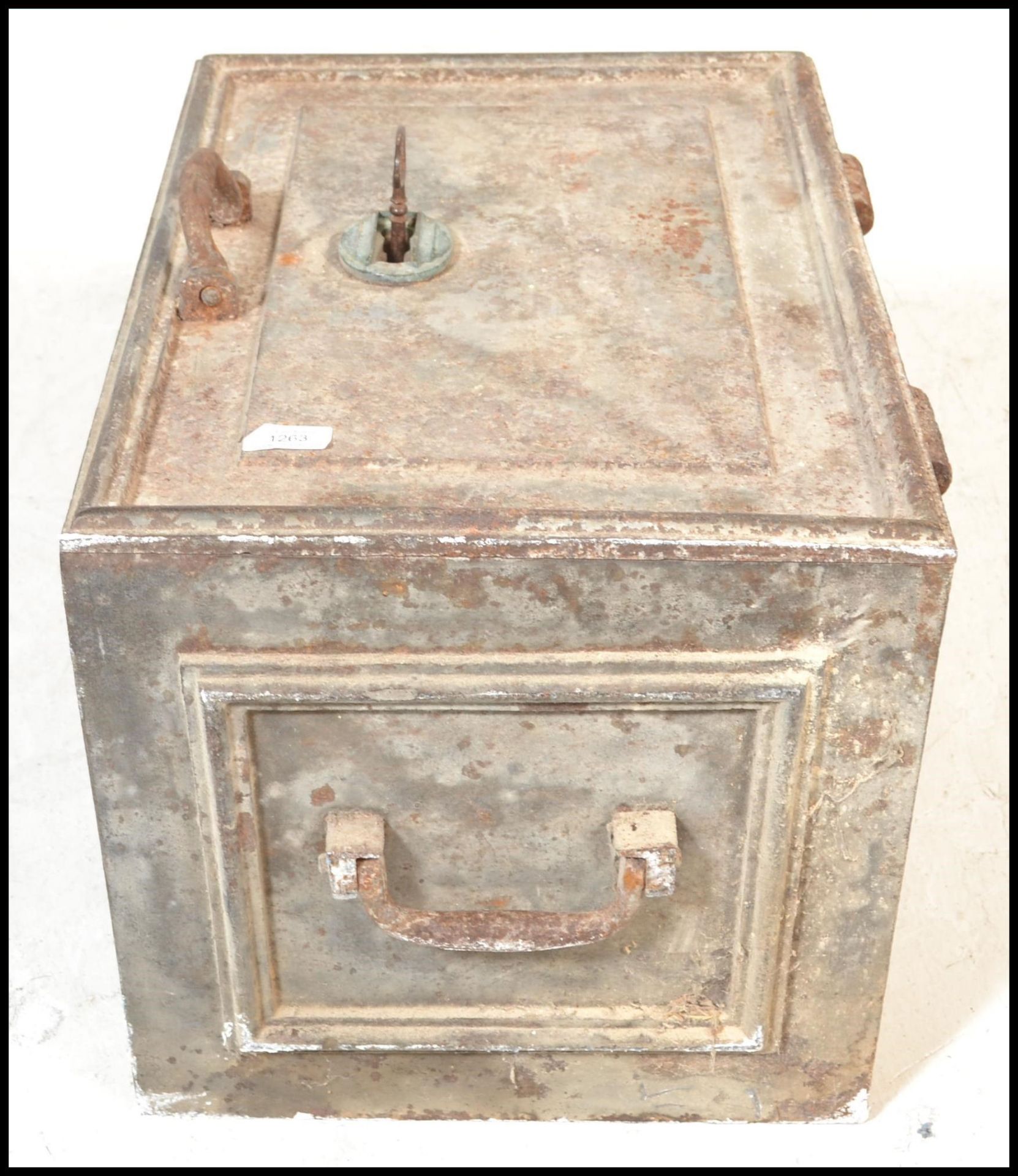 A 19th century believed George III lead safe box taken from a church in St Giles, Stanton St - Bild 3 aus 7