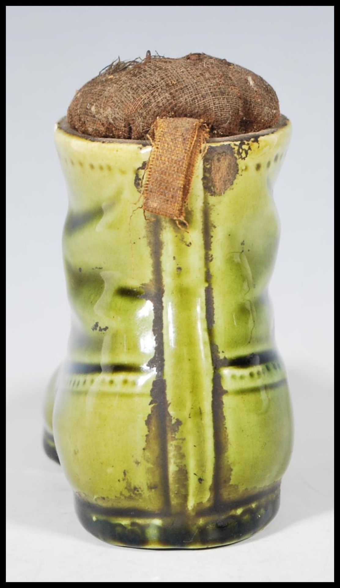 A 19th Century Victorian ceramic pin cushion in the form of boot having a green glaze with a straw - Bild 4 aus 7