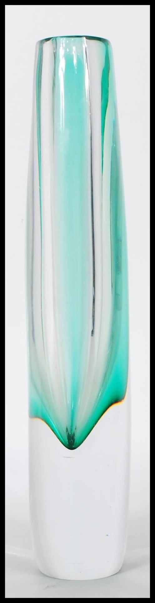 Kosta Boda - Sommerso - A 1950's vintage retro studio art glass asymmetric Sommerso vase designed by - Bild 2 aus 6