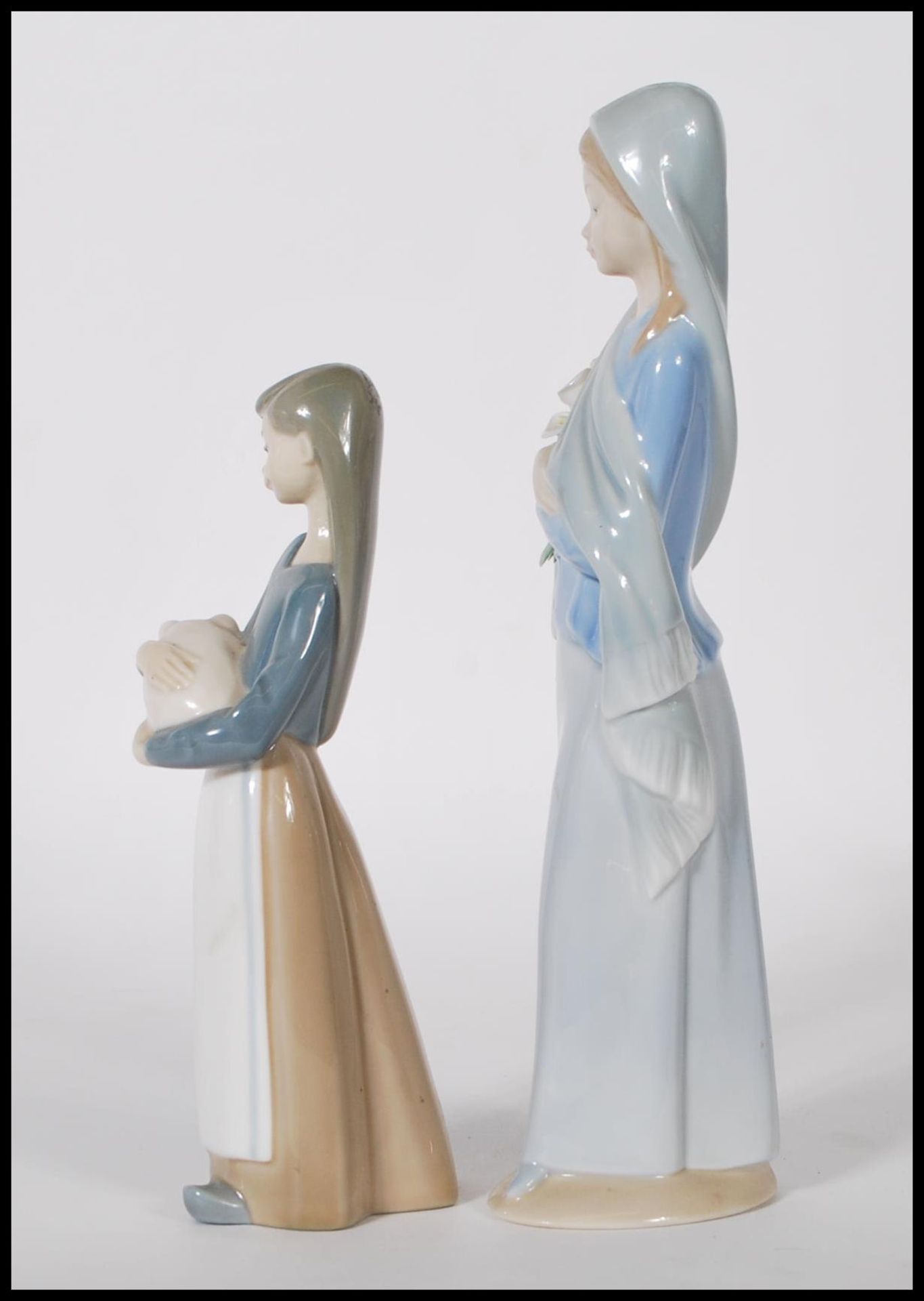 Lladro - A pair of 20th Century porcelain ceramic figurines comprising: 4650 Girl with Calla - Bild 4 aus 6