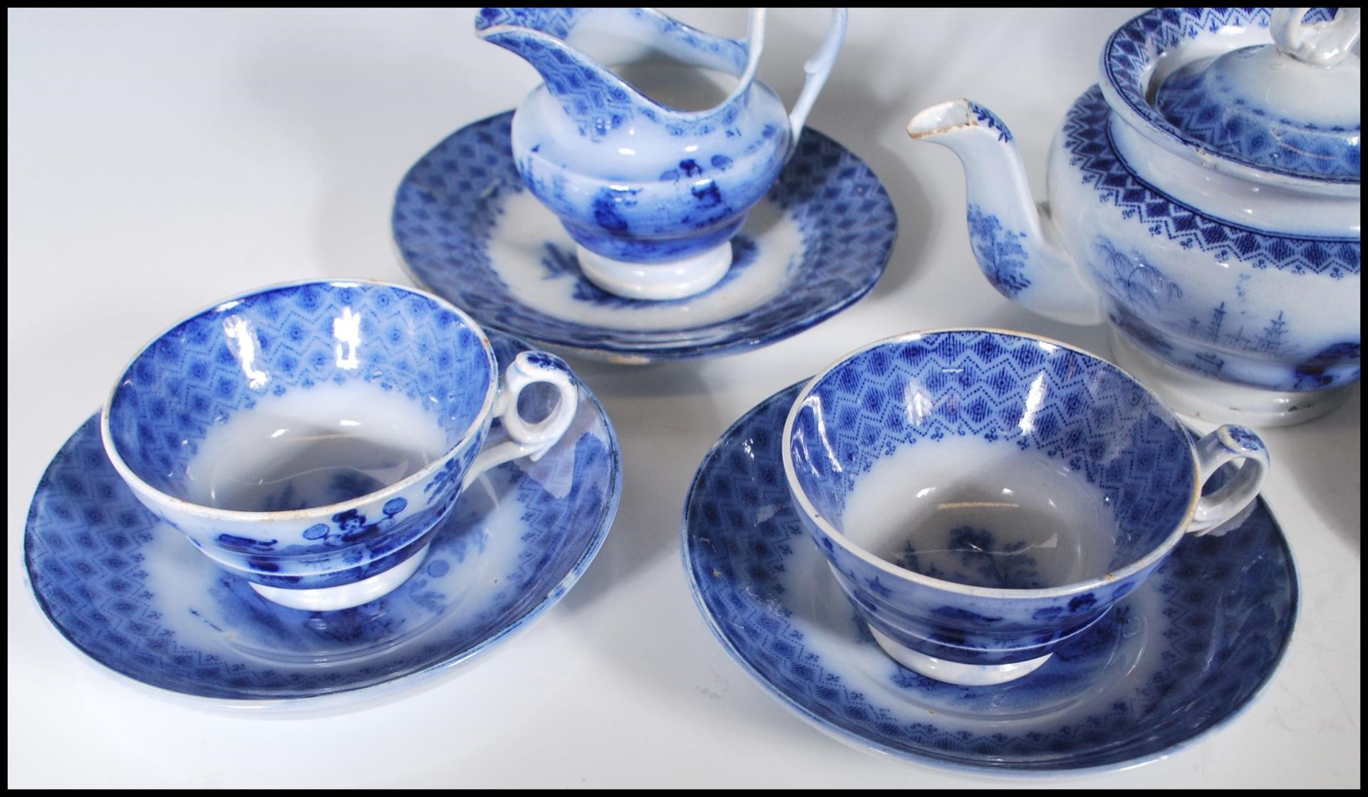 An early 19th Century flow blue / blue and white miniature child's tea service depicting Chinese - Bild 3 aus 10