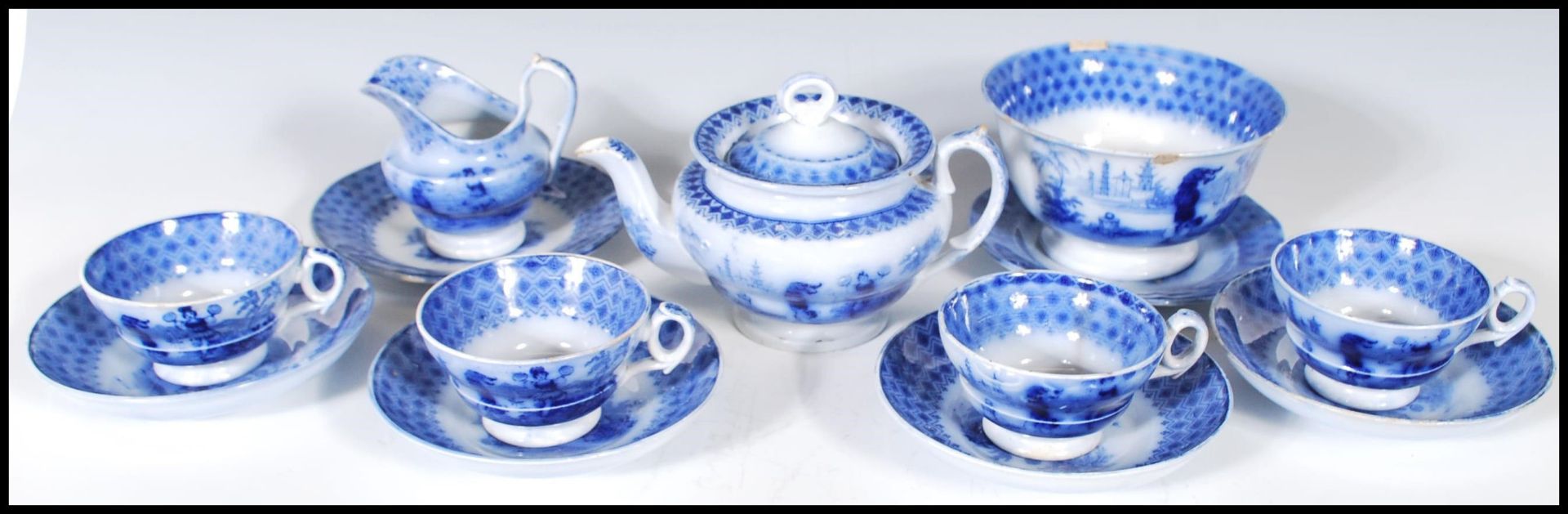 An early 19th Century flow blue / blue and white miniature child's tea service depicting Chinese - Bild 2 aus 10