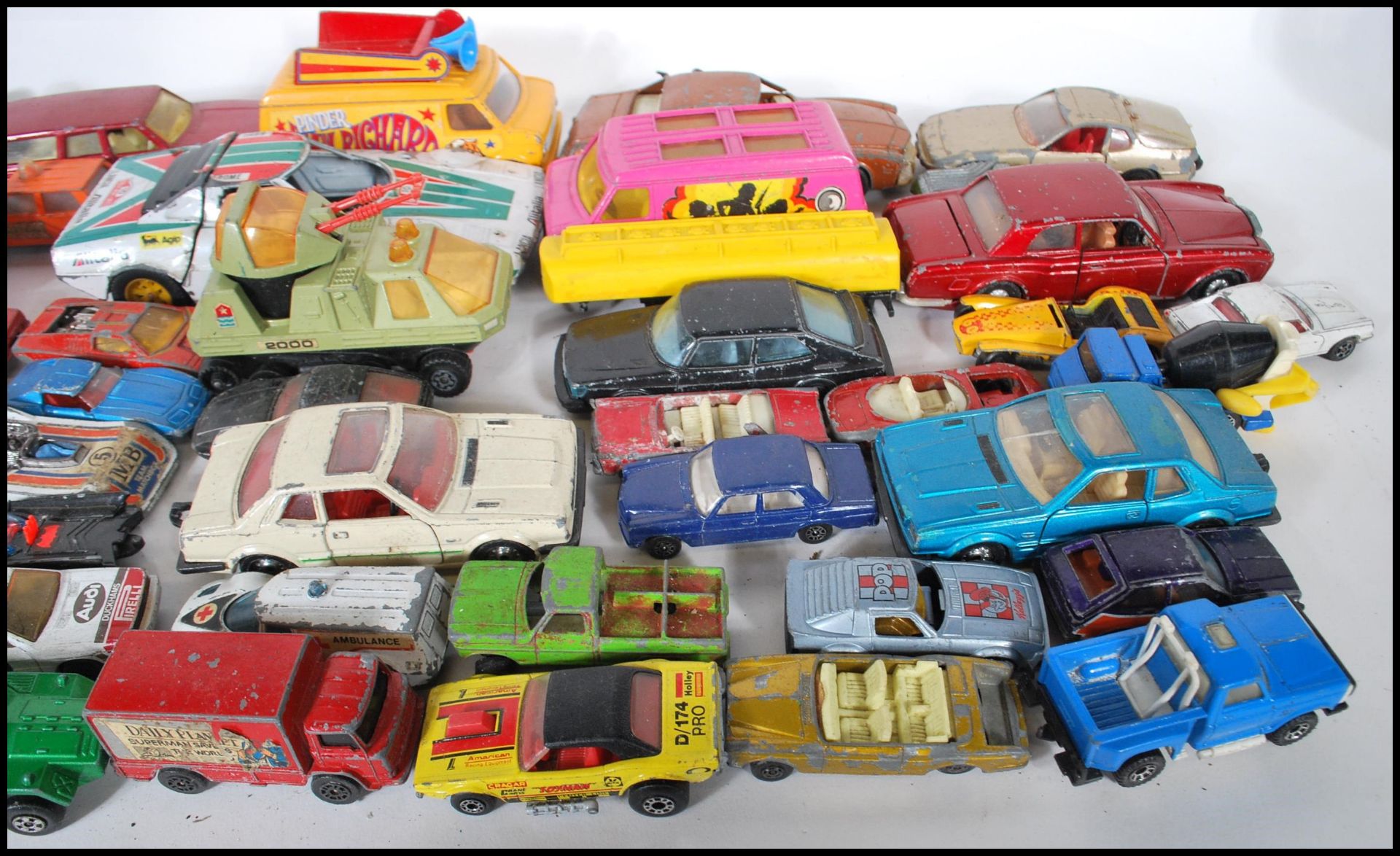 A COLLECTION OF DIECAST MODEL VEHICLES AND OTHERS - Bild 9 aus 9