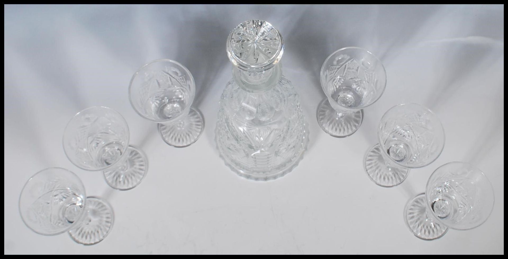 A 20th Century good quality cut glass bell decanter having cut starlike decoration throughout and - Bild 5 aus 6