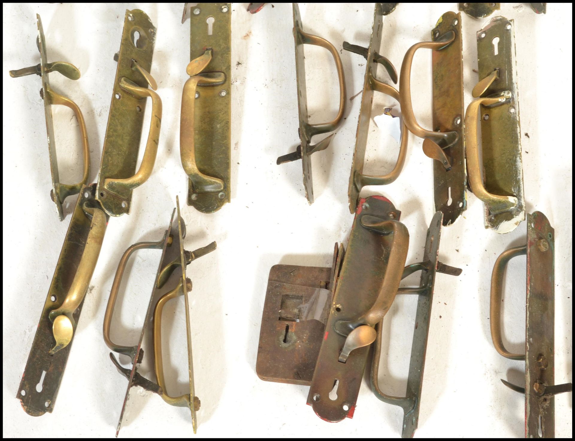 A collection of 19th Century Victorian brass door / furniture pull handles and back plates. The - Bild 4 aus 7