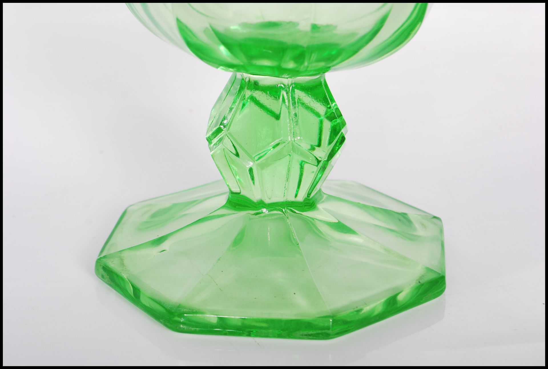 An early 20th Century Art Deco pressed green glass footed vase of octagonal form having raised - Bild 5 aus 7