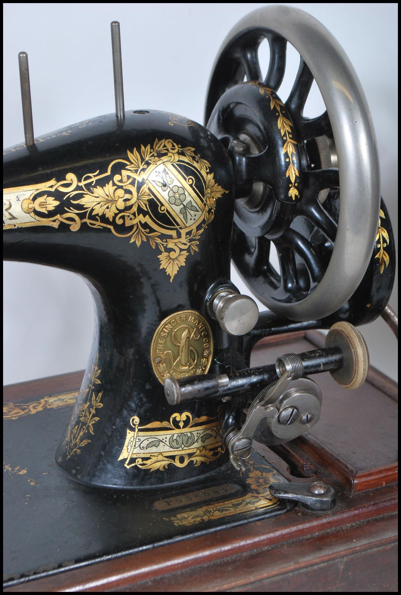 An early 20th Century oak cased manual Singer sewing machine, black body with gilt detailing - Bild 4 aus 6
