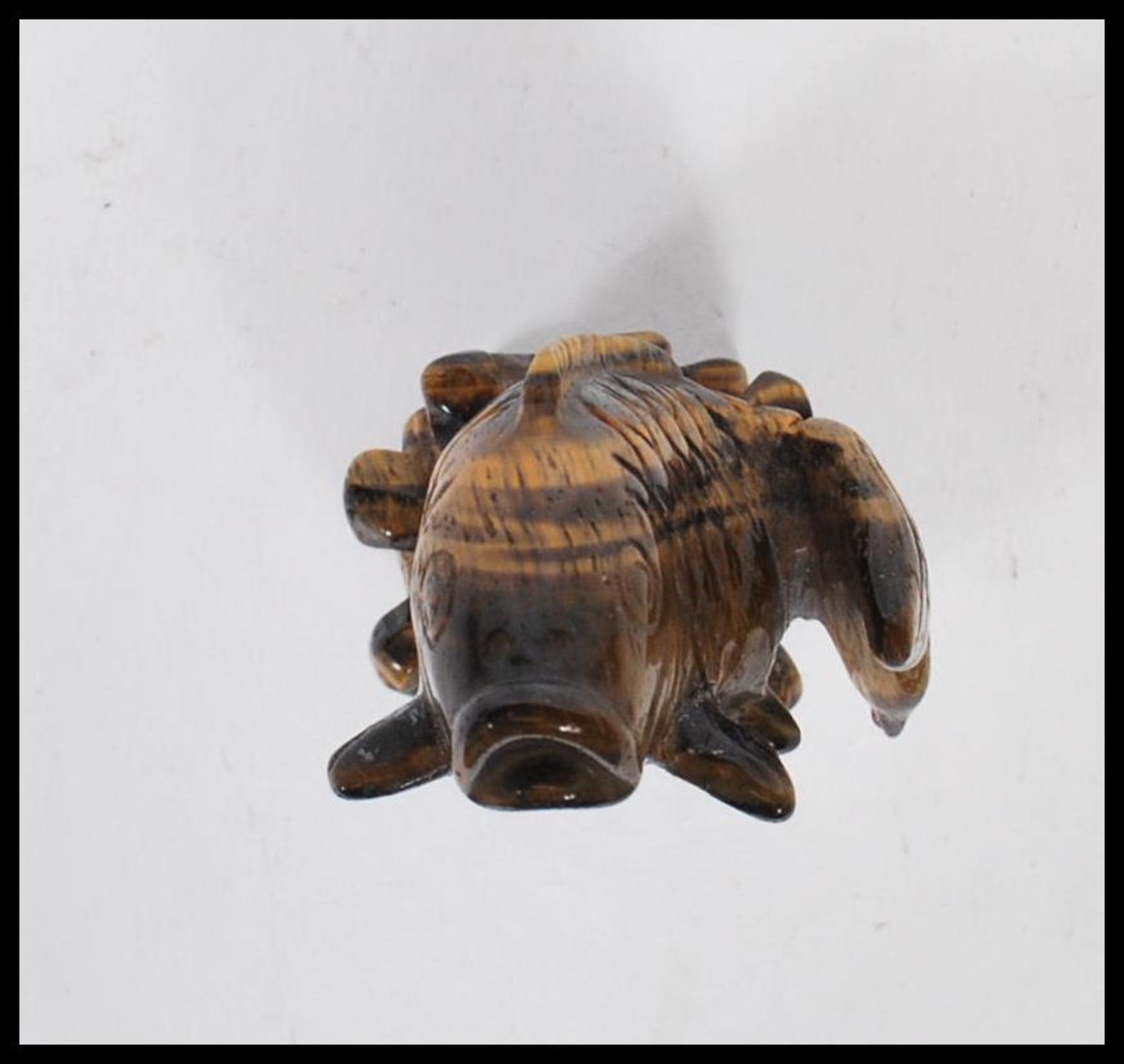 A 20th Century Chinese carved tigers eye ornament in the form of a koi carp fish jumping from the - Bild 5 aus 6