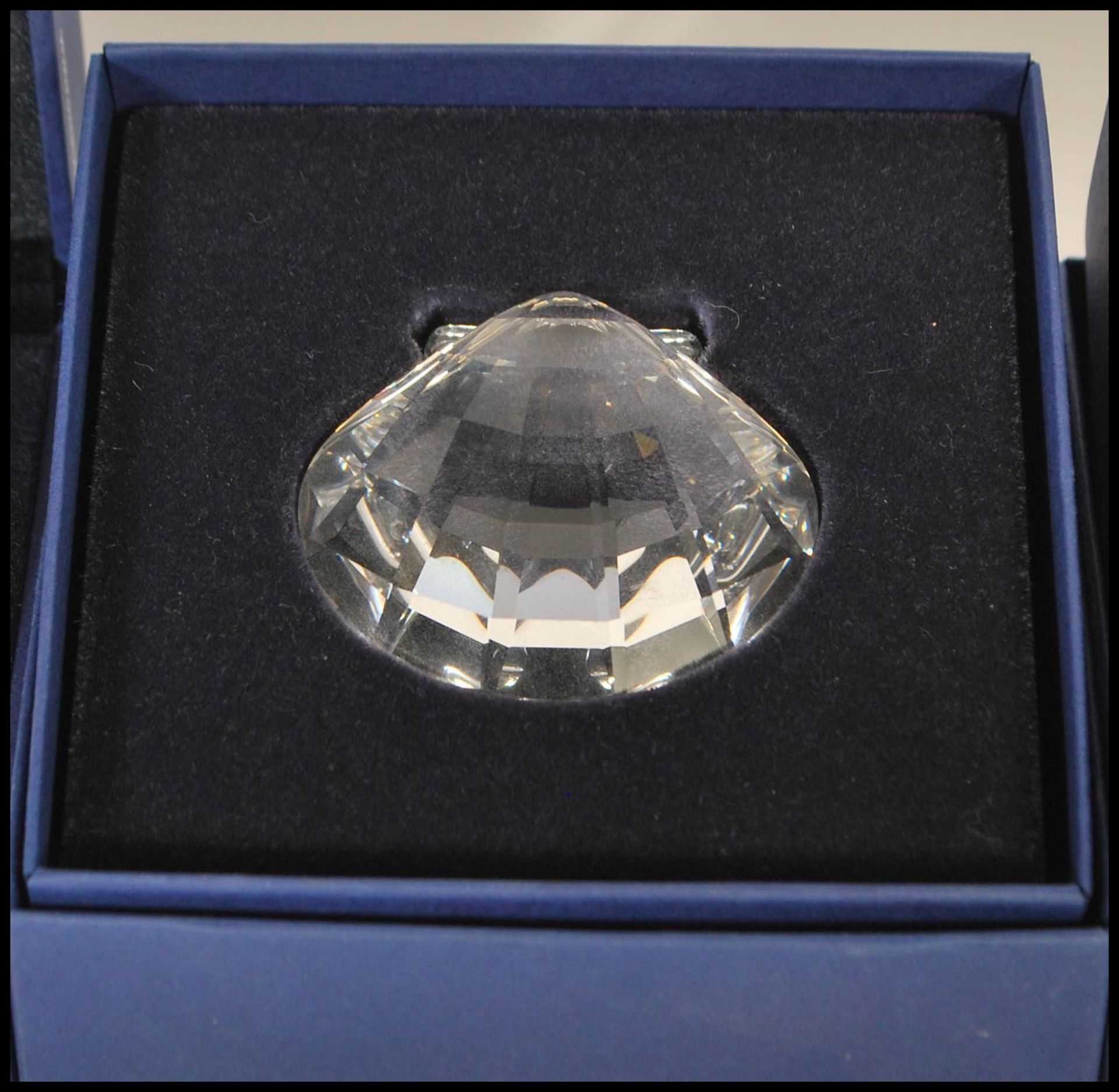 Swarovski - A selection of cut glass crystal window ornaments to include three of round faceted - Bild 5 aus 6