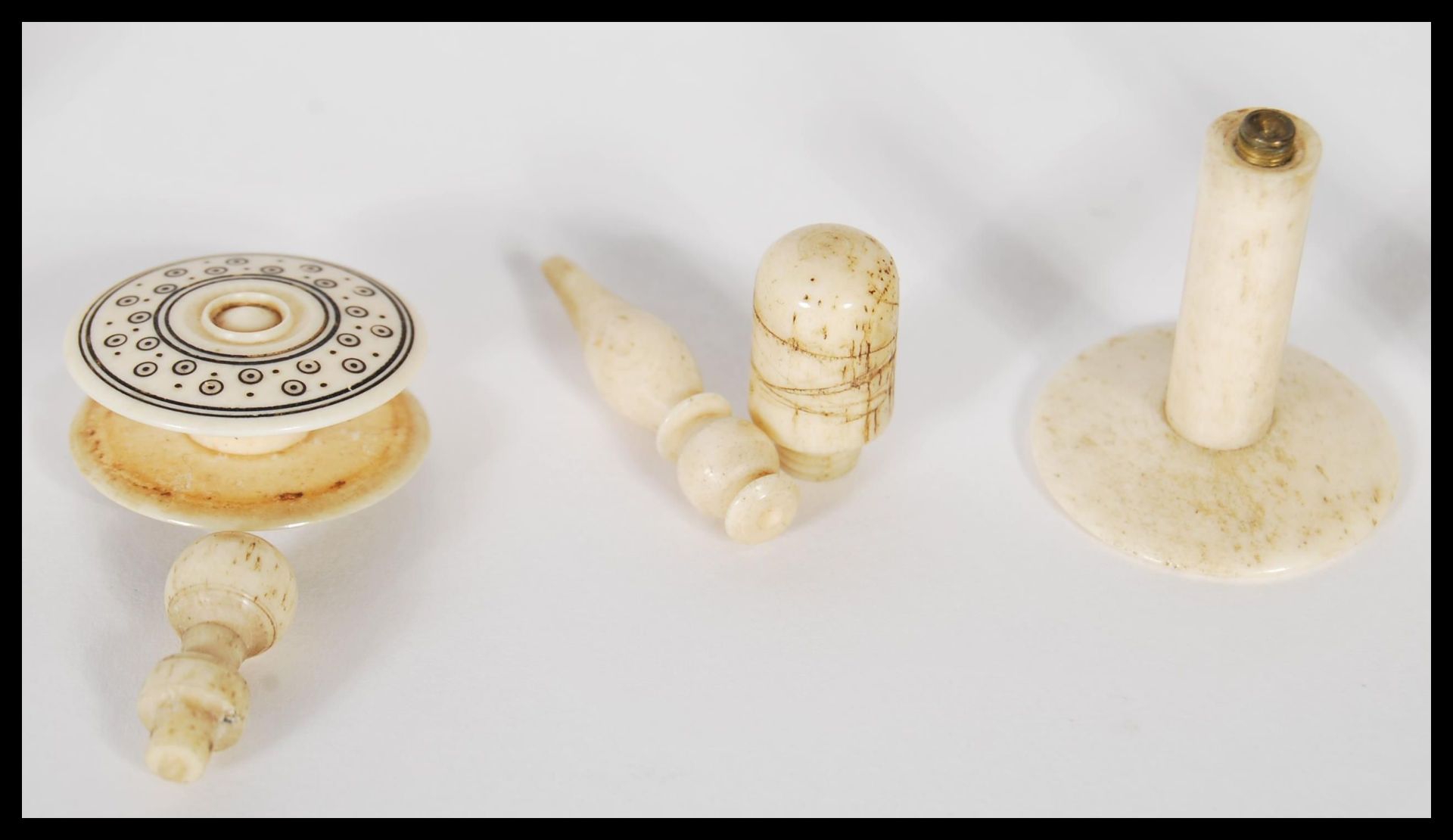 A collection of Victorian 19th Century Ivory items to include chess piece, thimble, thread holder - Bild 4 aus 5