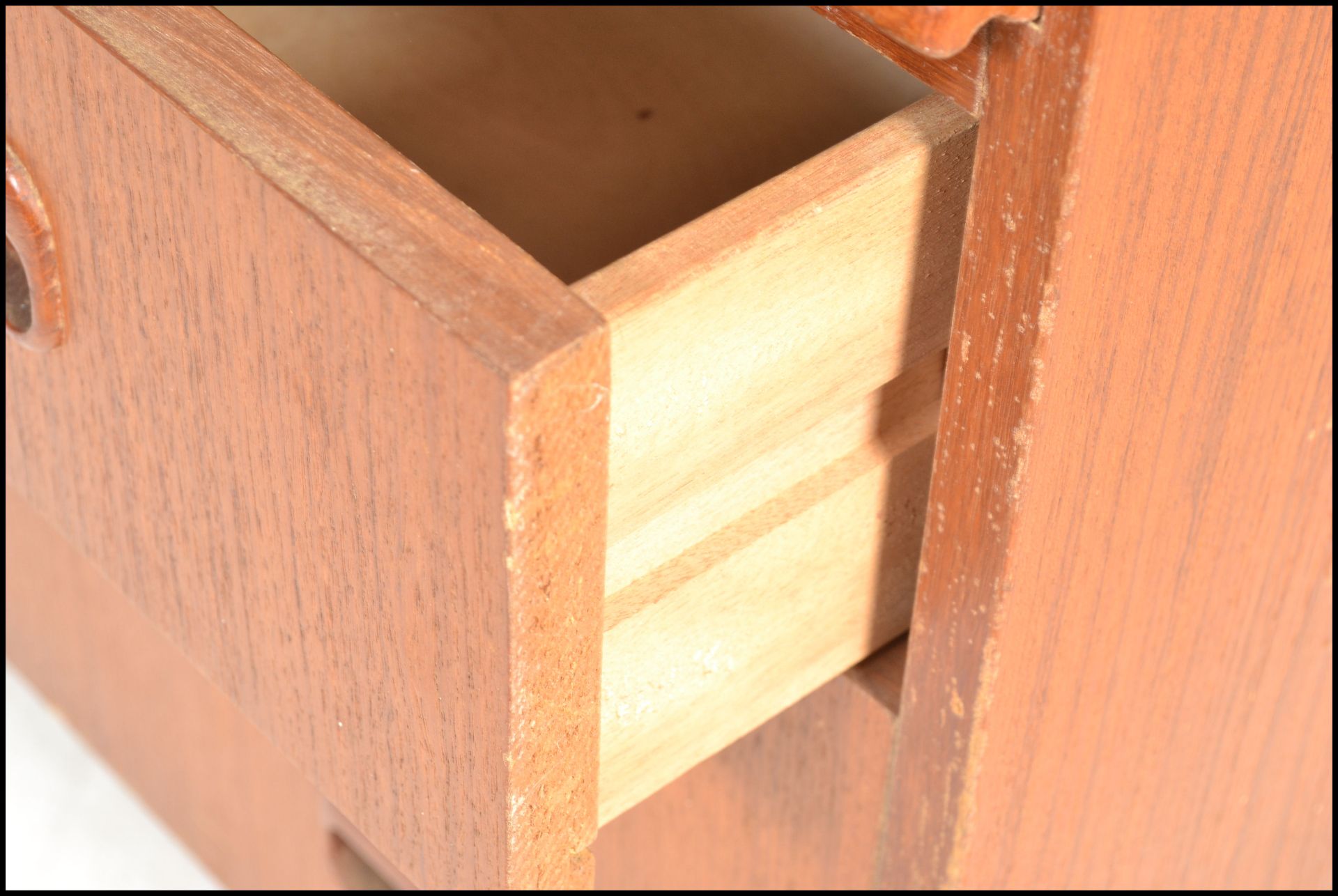 A retro 20th Century Teak wood barrel top bureau having a fully appointed interior over drawers - Bild 5 aus 6