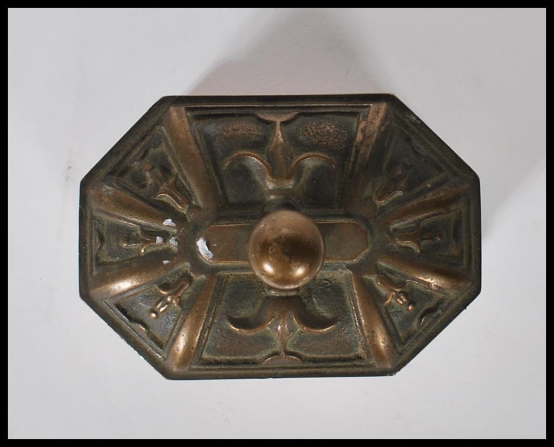 A 19th Century cast bronze tea / tobacco press of octagonal form having embossed panelled decoration - Bild 6 aus 9