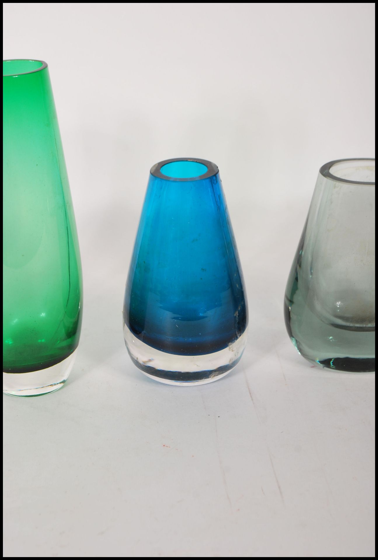 A selection of retro vintage 20th Century coloured studio glass vases to include Danish inspired - Bild 5 aus 6