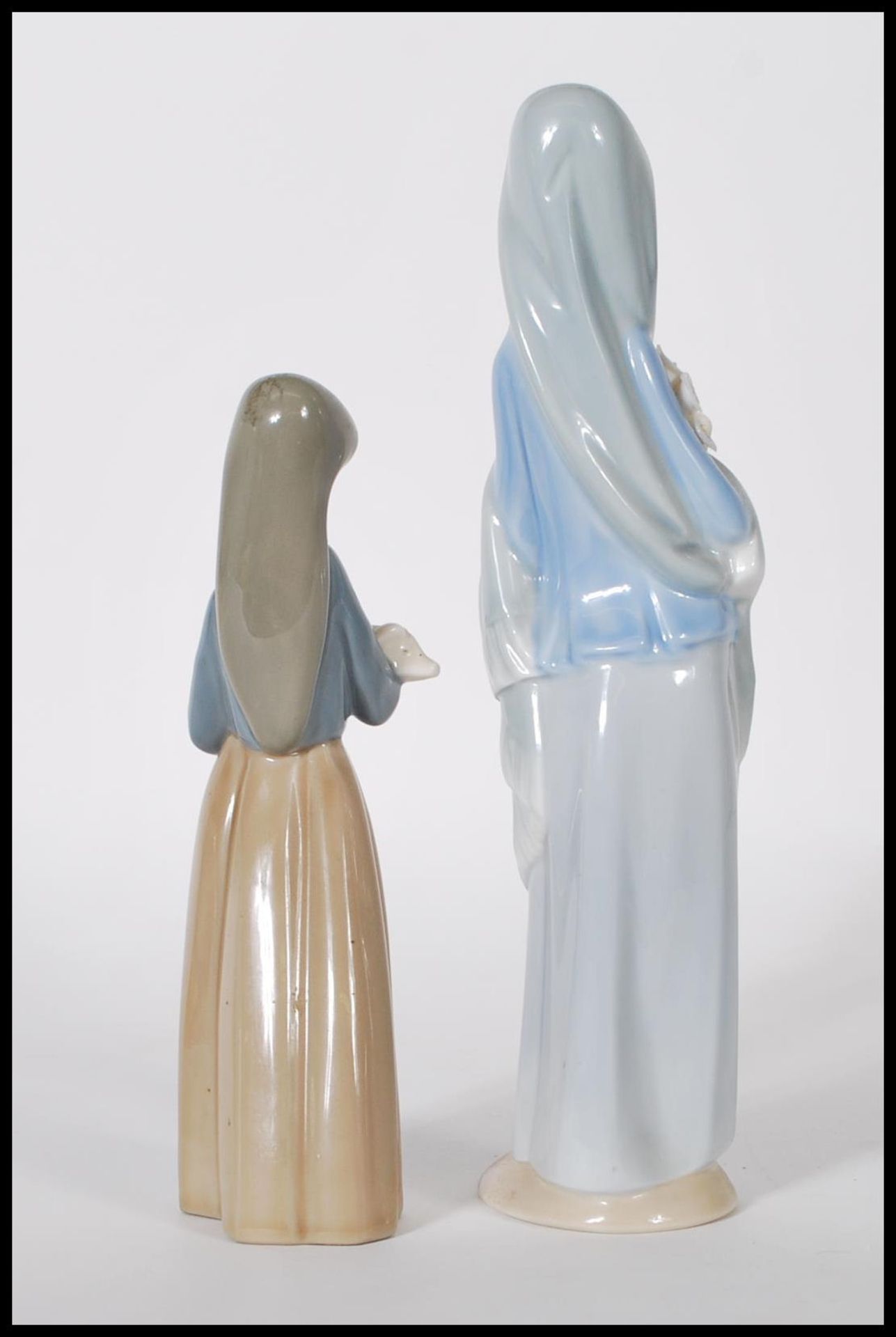 Lladro - A pair of 20th Century porcelain ceramic figurines comprising: 4650 Girl with Calla - Bild 3 aus 6