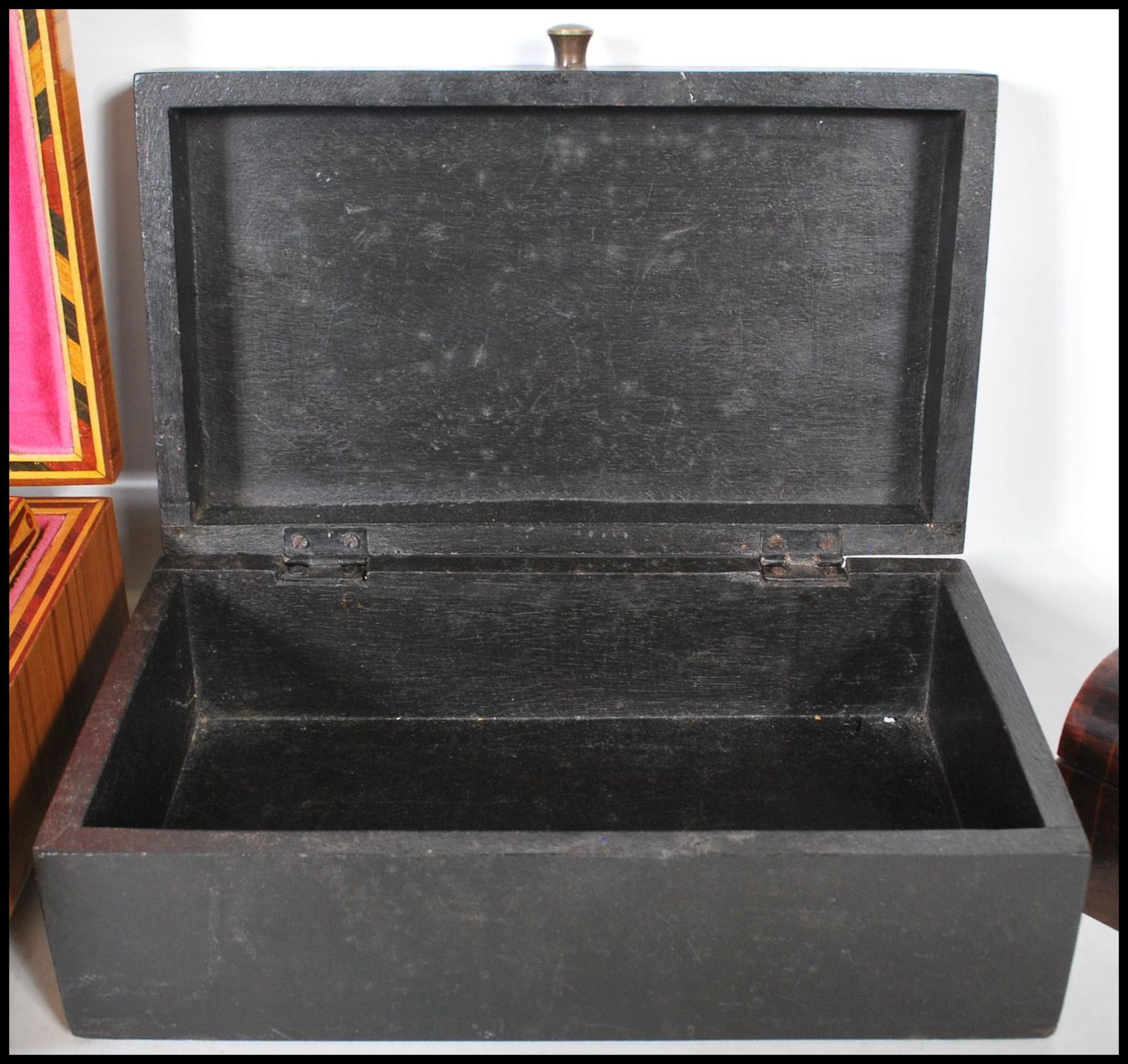 A collection of vintage 20th Century wooden boxes to include a contrasting wood jewellery box having - Bild 9 aus 11