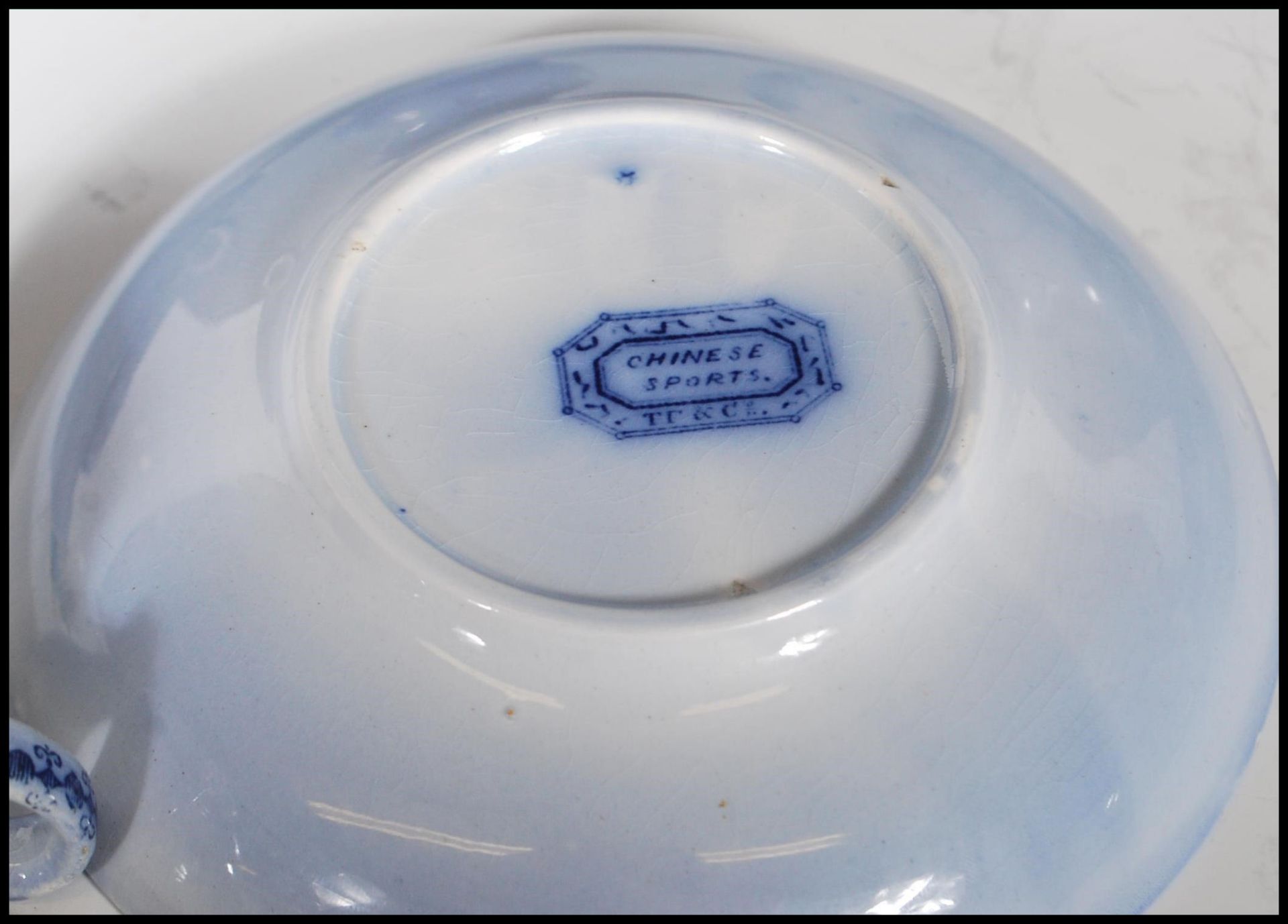 An early 19th Century flow blue / blue and white miniature child's tea service depicting Chinese - Bild 9 aus 10