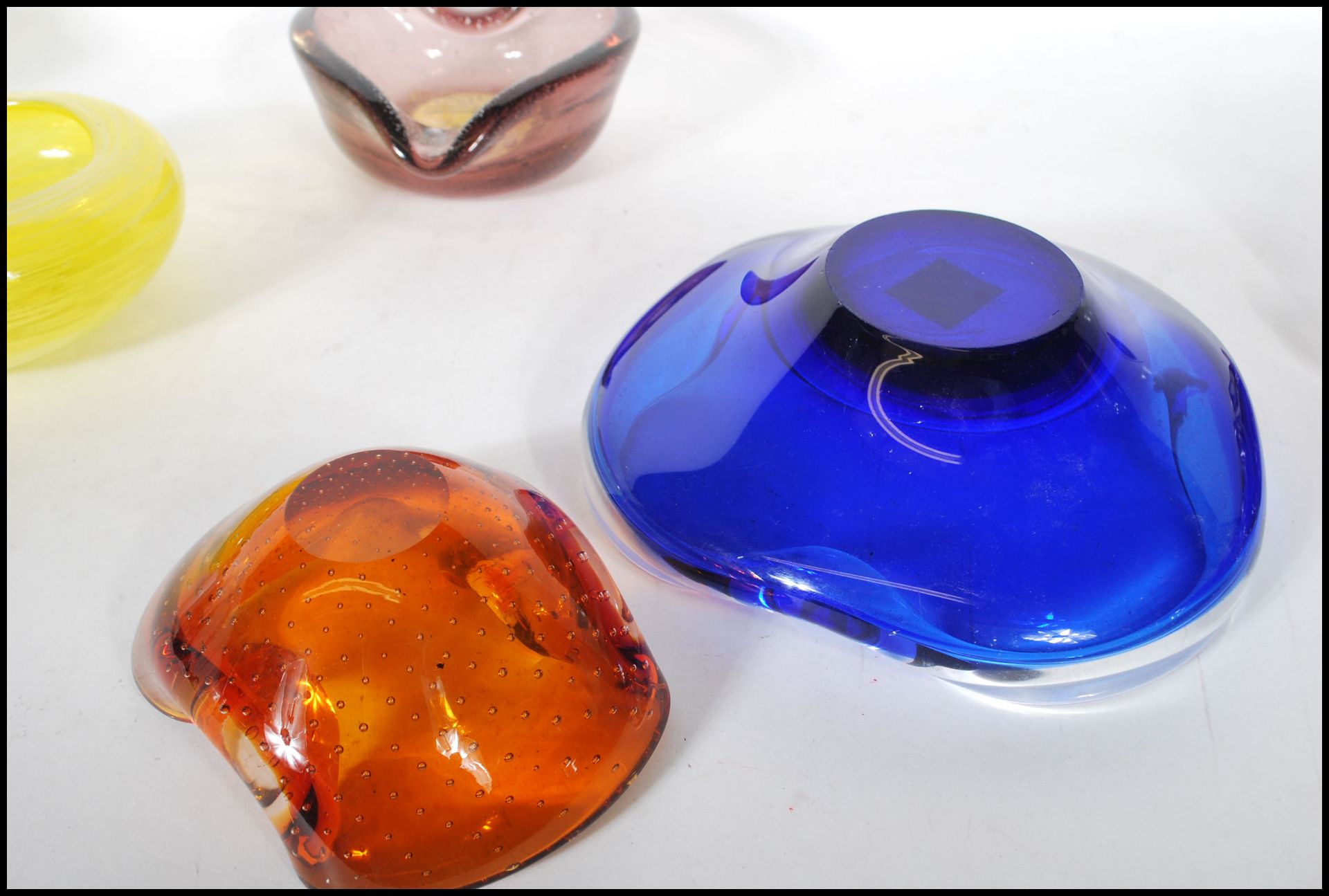 A collection of mid 20th Century studio art glass ornamental bowls to include a selection of Czech - Bild 8 aus 8