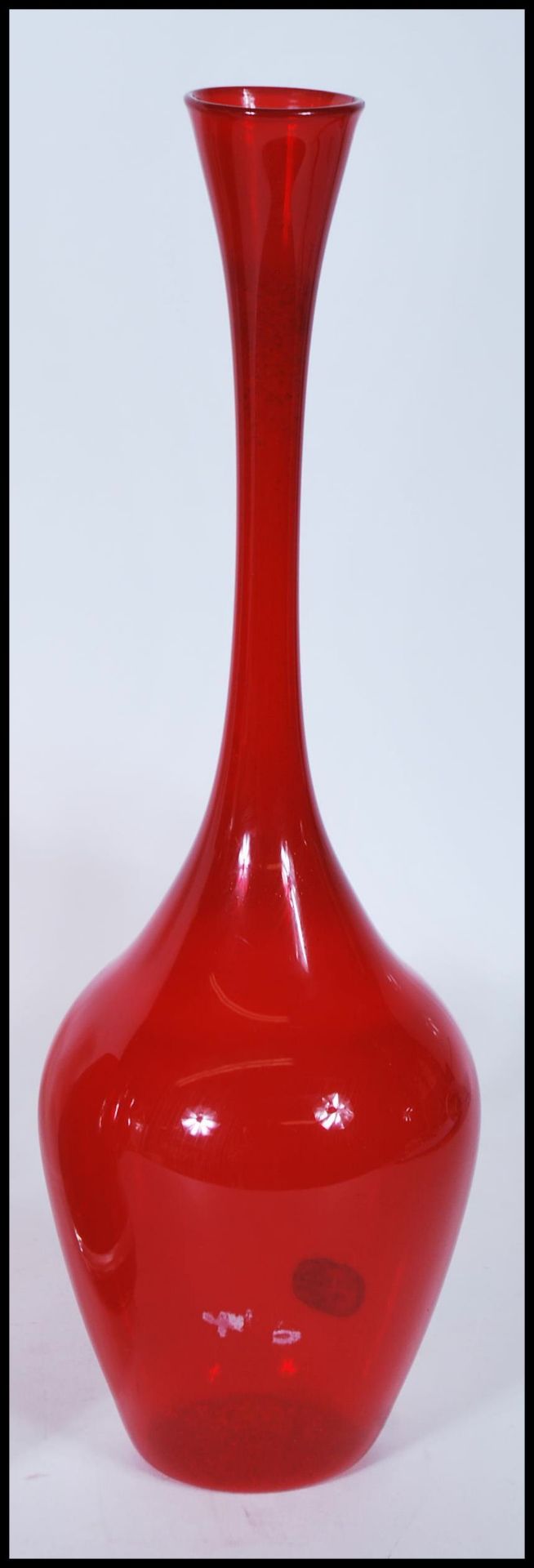A selection of 20th Century vintage retro red ruby studio glass vases to include a Borsk olive style - Bild 7 aus 7