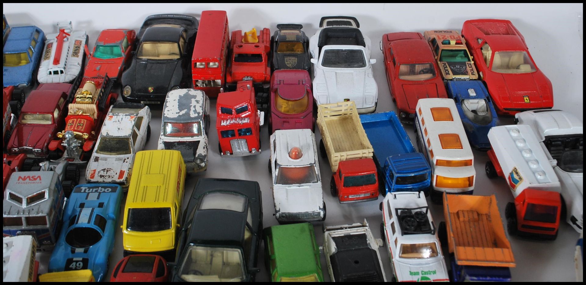 A large collection of playworn diecast model cars to include Matchbox, Corgi,  Hot Wheels etc - Bild 8 aus 10