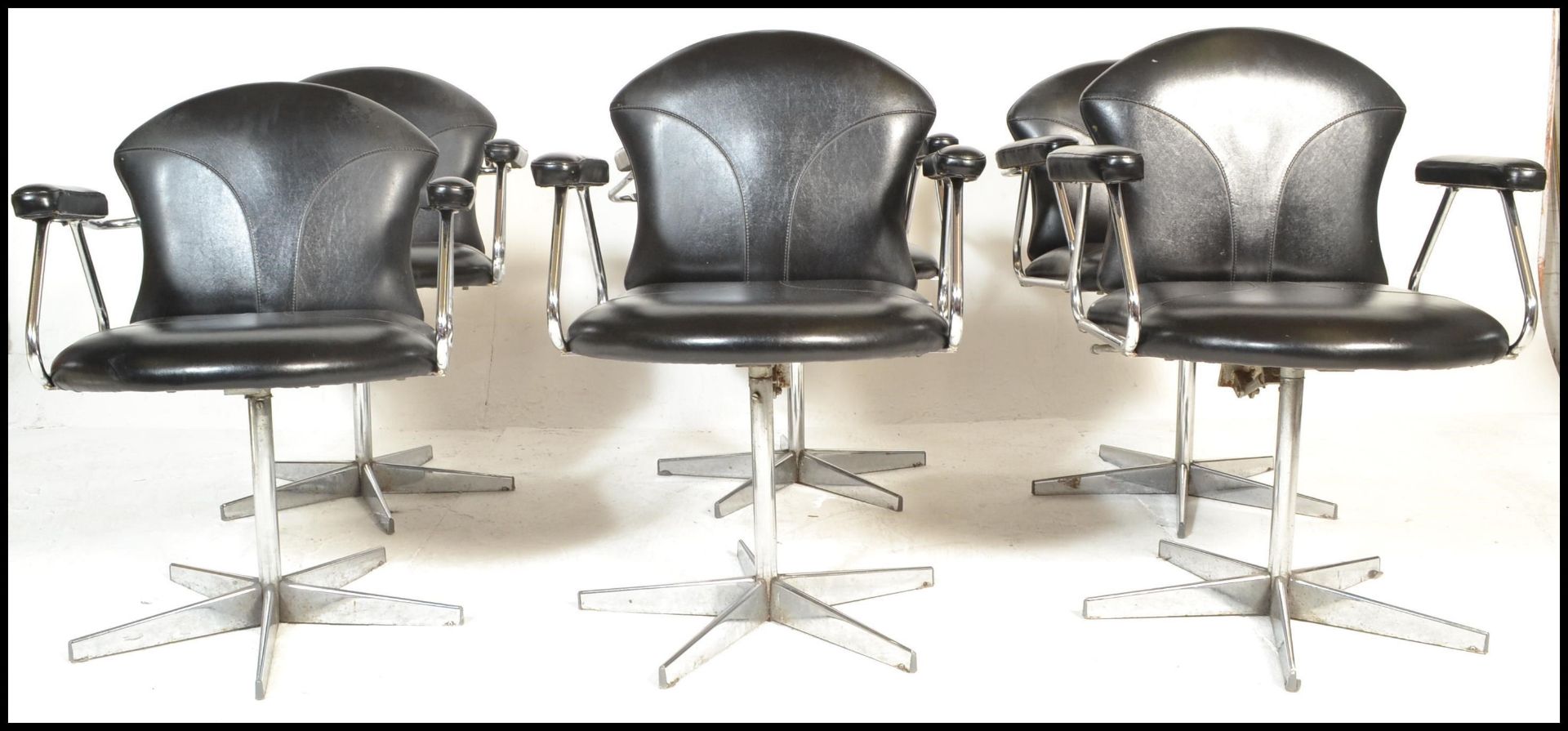 A set of 6 mid century retro chrome and faux black leather swivel chairs - dining chairs having been - Bild 3 aus 8