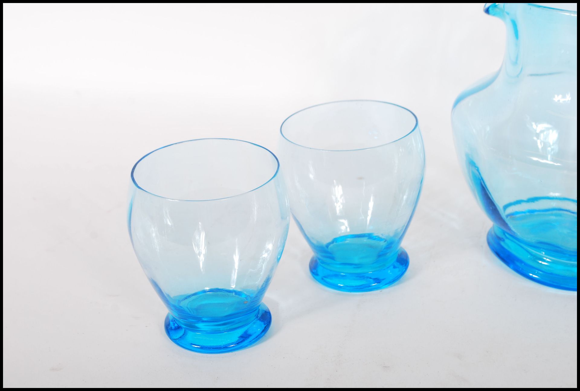 A vintage mid 20th Century 1950's blue glass lemonade set consisting of pitcher jug and four glasses - Bild 3 aus 5