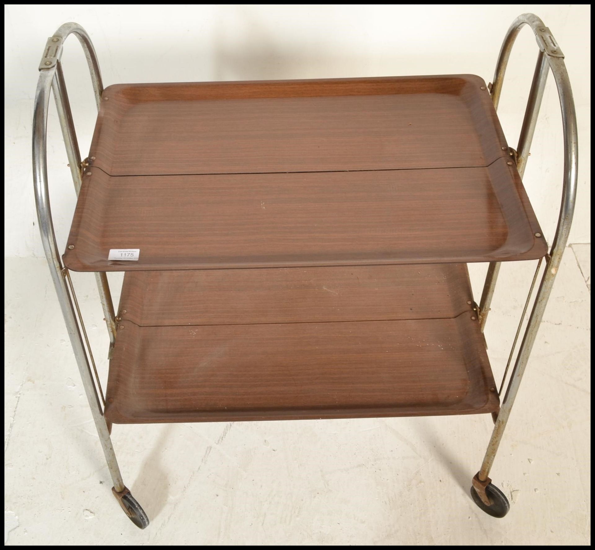 A retro mid century Gerlinol Brenshey Dinett retro chrome folding tea trolley being raised on - Bild 3 aus 7