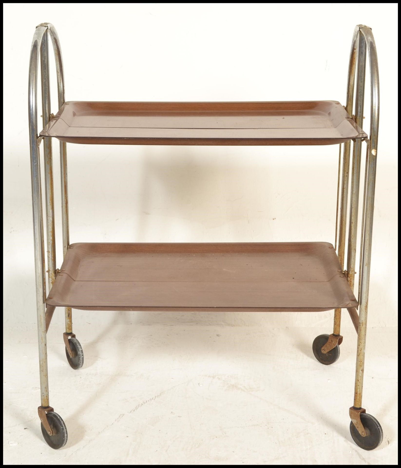 A retro mid century Gerlinol Brenshey Dinett retro chrome folding tea trolley being raised on - Bild 2 aus 7