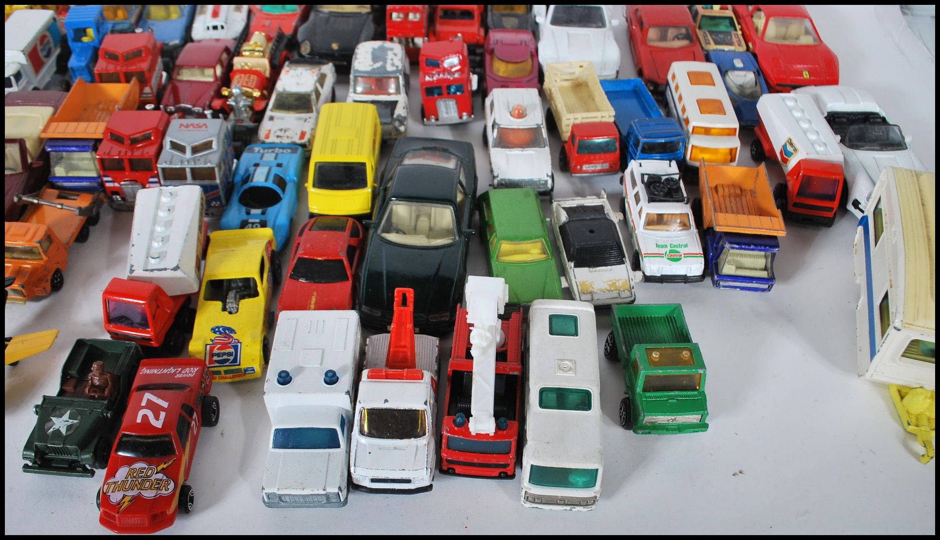 A large collection of playworn diecast model cars to include Matchbox, Corgi,  Hot Wheels etc - Bild 9 aus 10