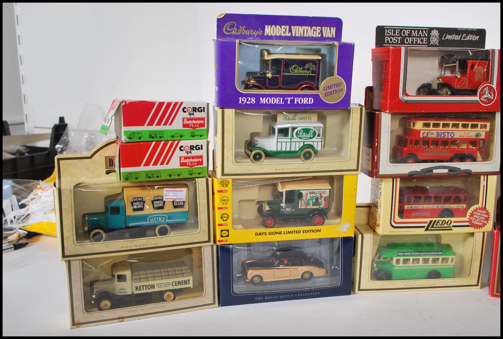 A COLLECTION OF APPROX X30 BOXED DIECAST MODEL VEHICLES - Bild 2 aus 5