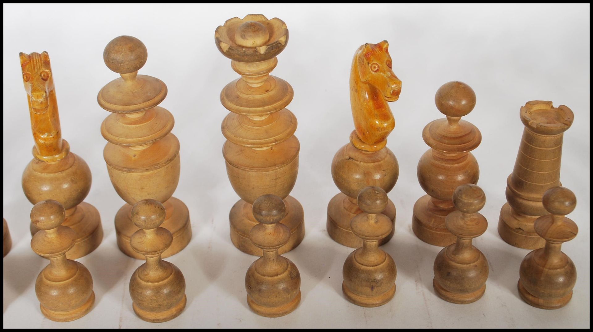 A vintage early 20th Century chess set having a complete set of boxwood and ebonised turned - Bild 5 aus 7