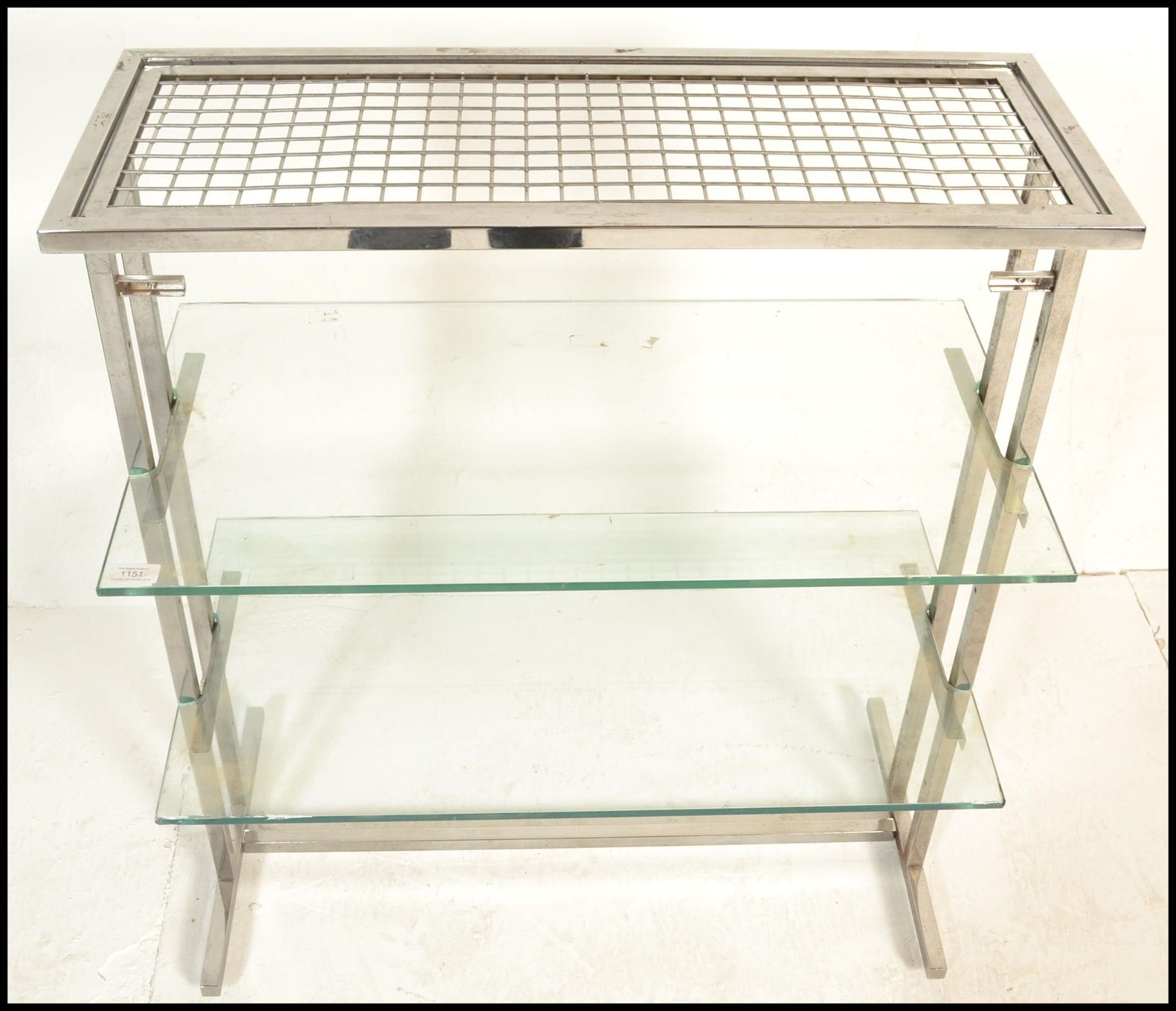 A vintage 20th Century vintage industrial glass and chrome shelving unit having two tiers of glass - Bild 2 aus 4