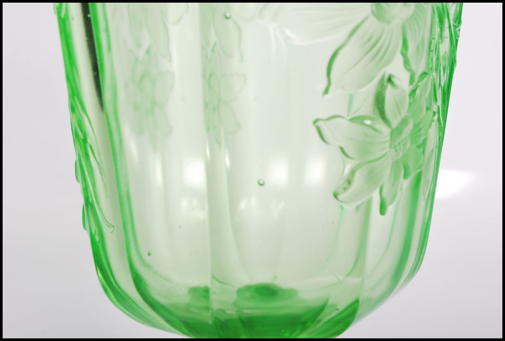 An early 20th Century Art Deco pressed green glass footed vase of octagonal form having raised - Bild 7 aus 7