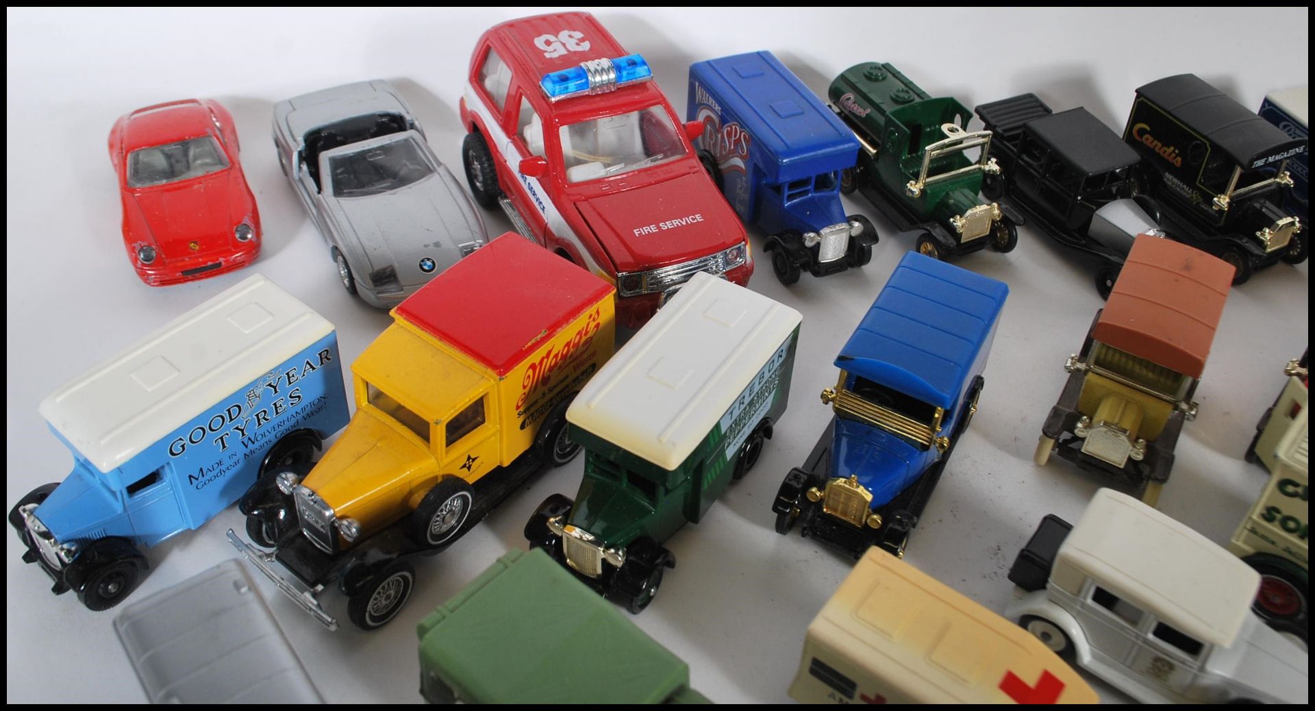 A COLLECTION OF UNBOXED DIECAST MODEL VEHICLES - Bild 9 aus 12