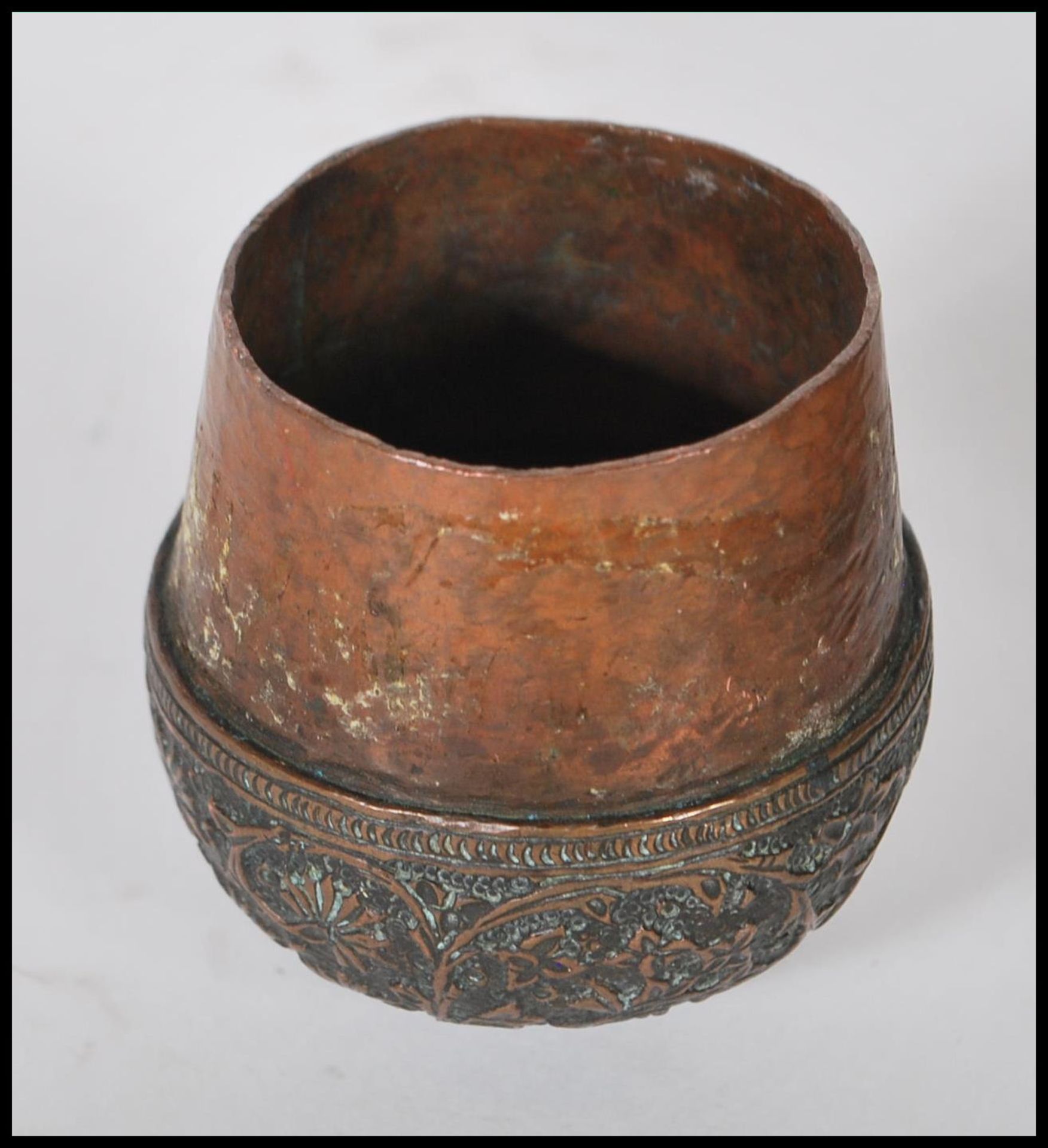 A early to mid 20th Century Middle Eastern / Islamic lidded copper water pourer / vase of bulbous - Bild 7 aus 8