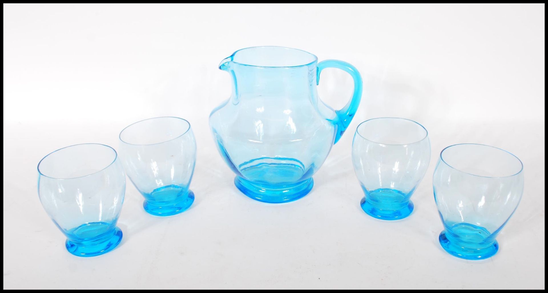 A vintage mid 20th Century 1950's blue glass lemonade set consisting of pitcher jug and four glasses - Bild 2 aus 5