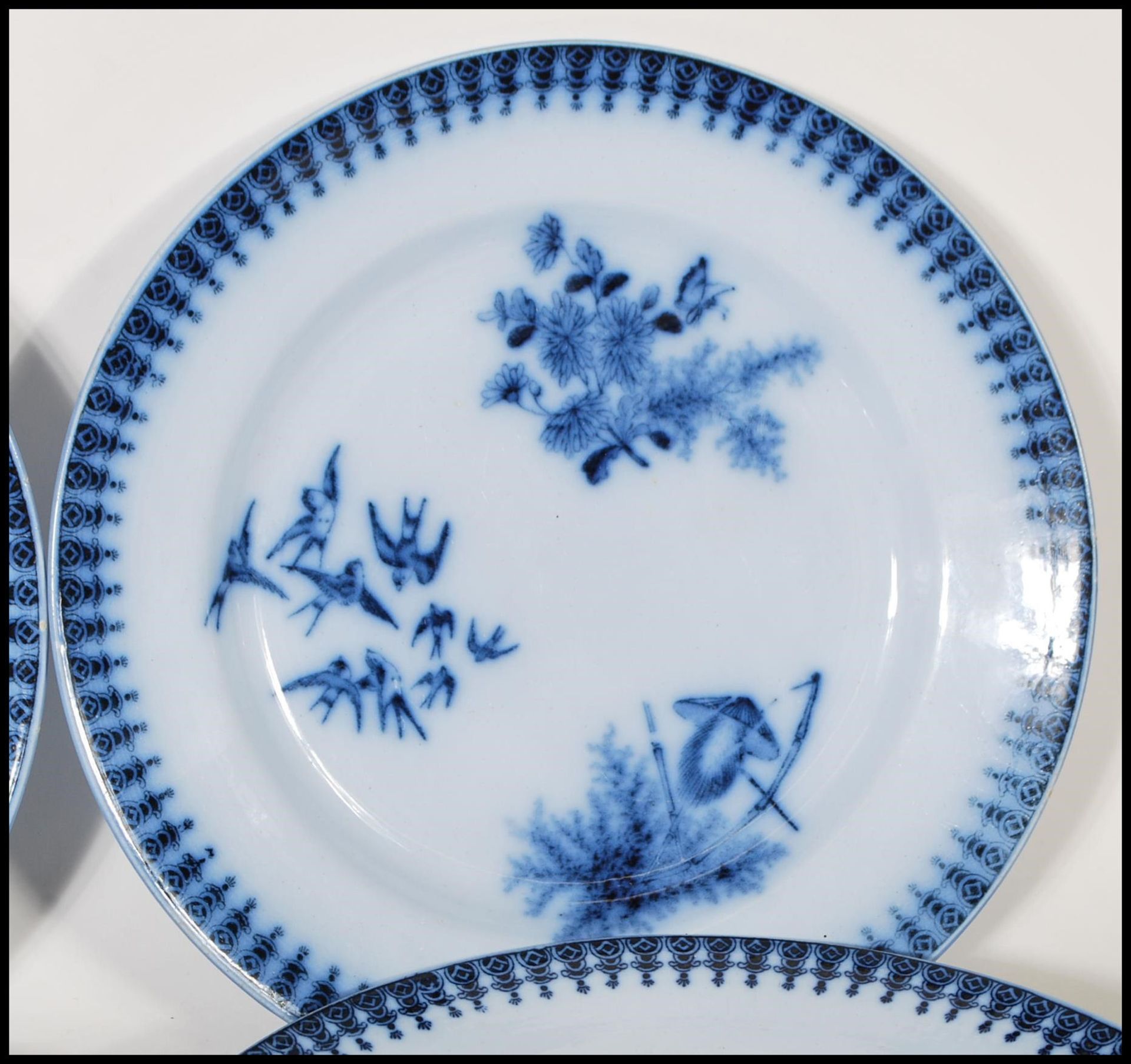 A matching set of seven early 20th Century blue and white dinner plates having blue pattern - Bild 4 aus 9