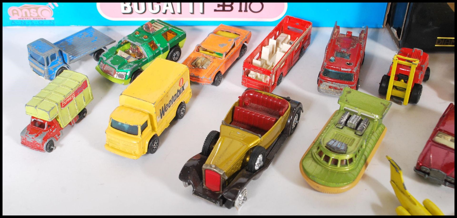 A collection of cars to include diecast 1:18 scale Burago  Ferrari 350, Bugatti 3B110, smaller scale - Bild 2 aus 11