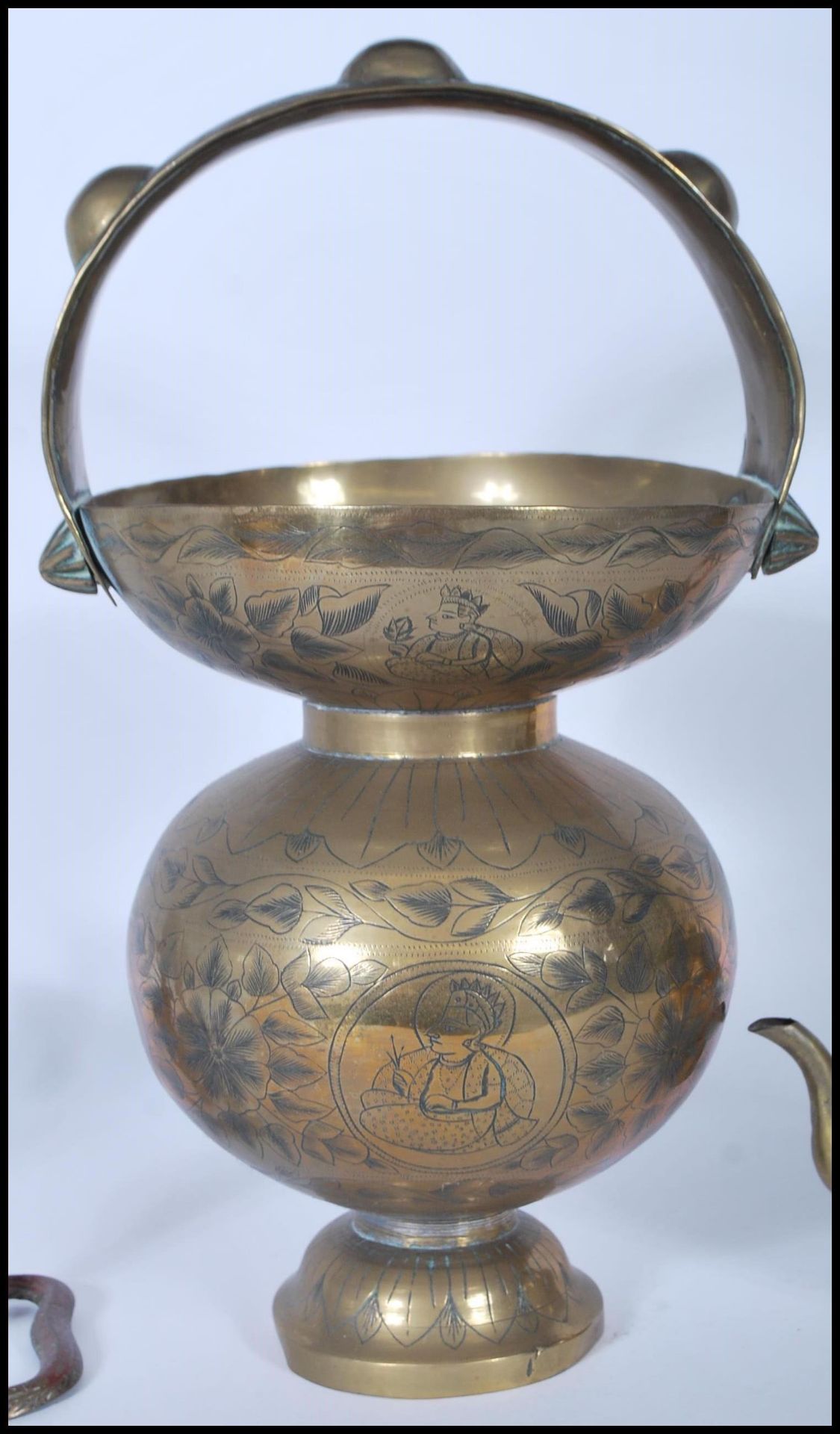 An early 20th Century Indian brass spittoon having a bulbous body engraved with foliate decoration - Bild 3 aus 5