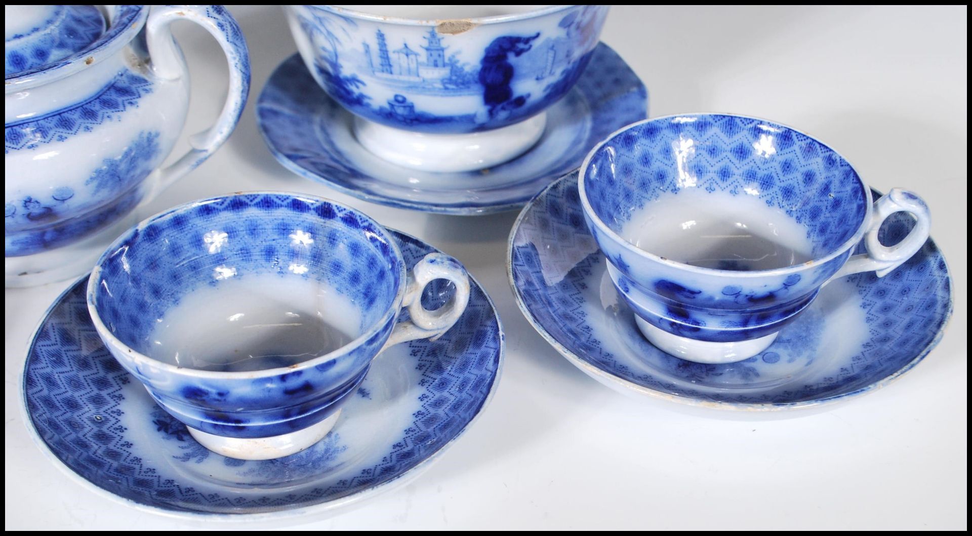 An early 19th Century flow blue / blue and white miniature child's tea service depicting Chinese - Bild 6 aus 10