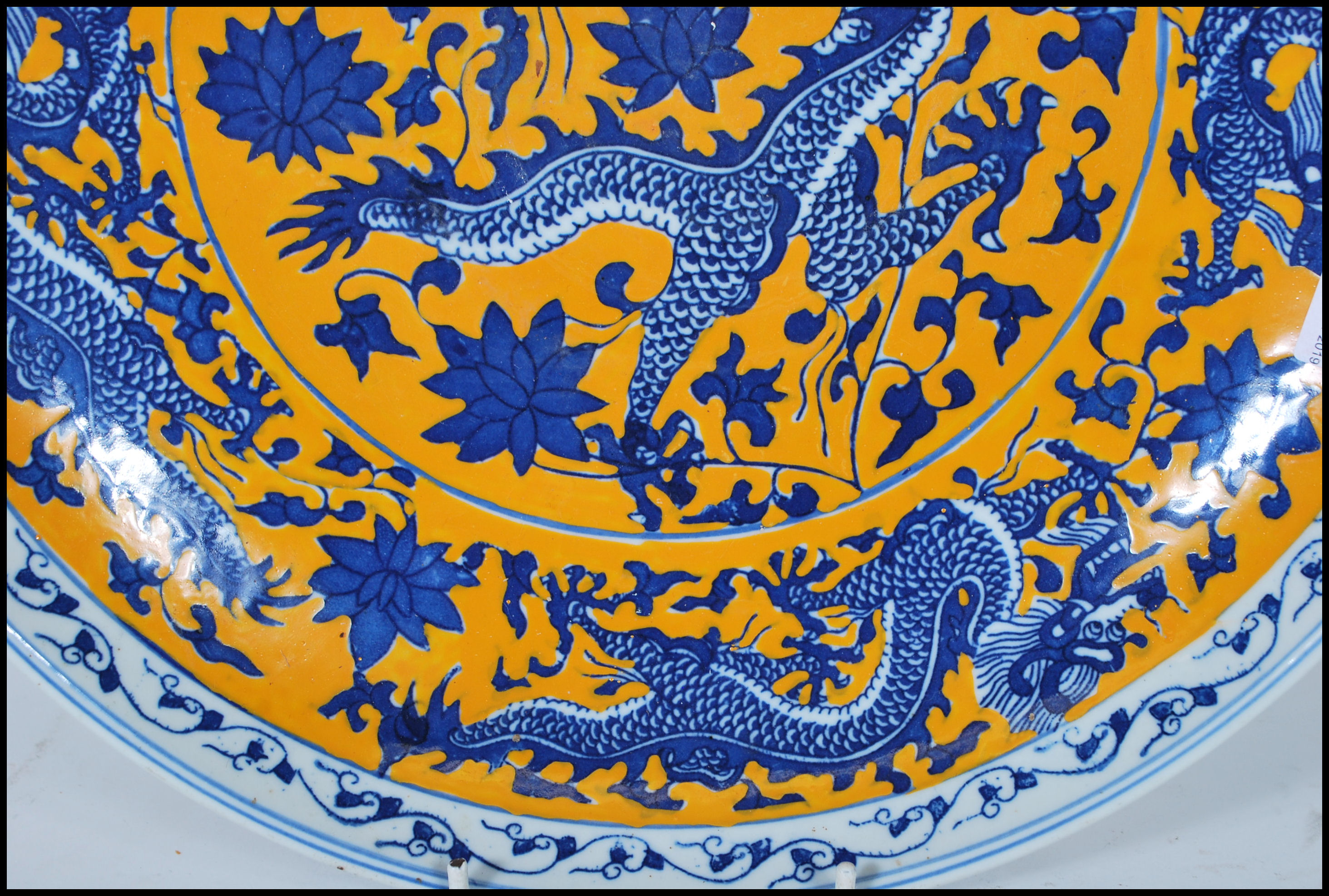 A 20th Century Chinese wall charger having hand painted on a yellow ground with five toed blue and - Image 3 of 6