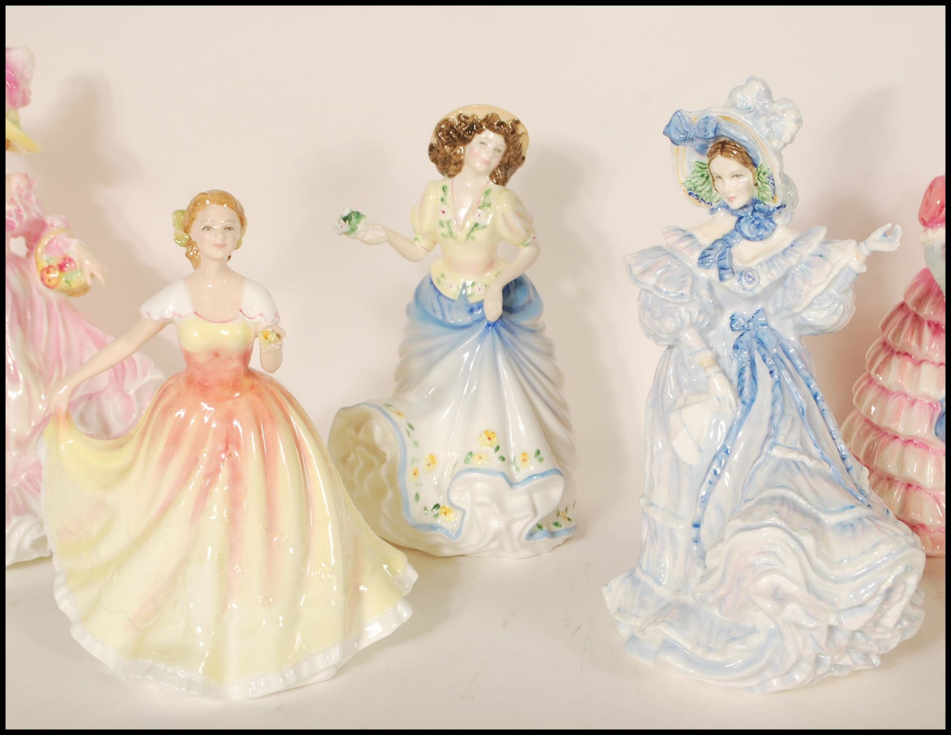 A collection of Royal Doulton ceramic figurines to include Flowers of Love - Forget Me Nots  HN 3700 - Bild 3 aus 12