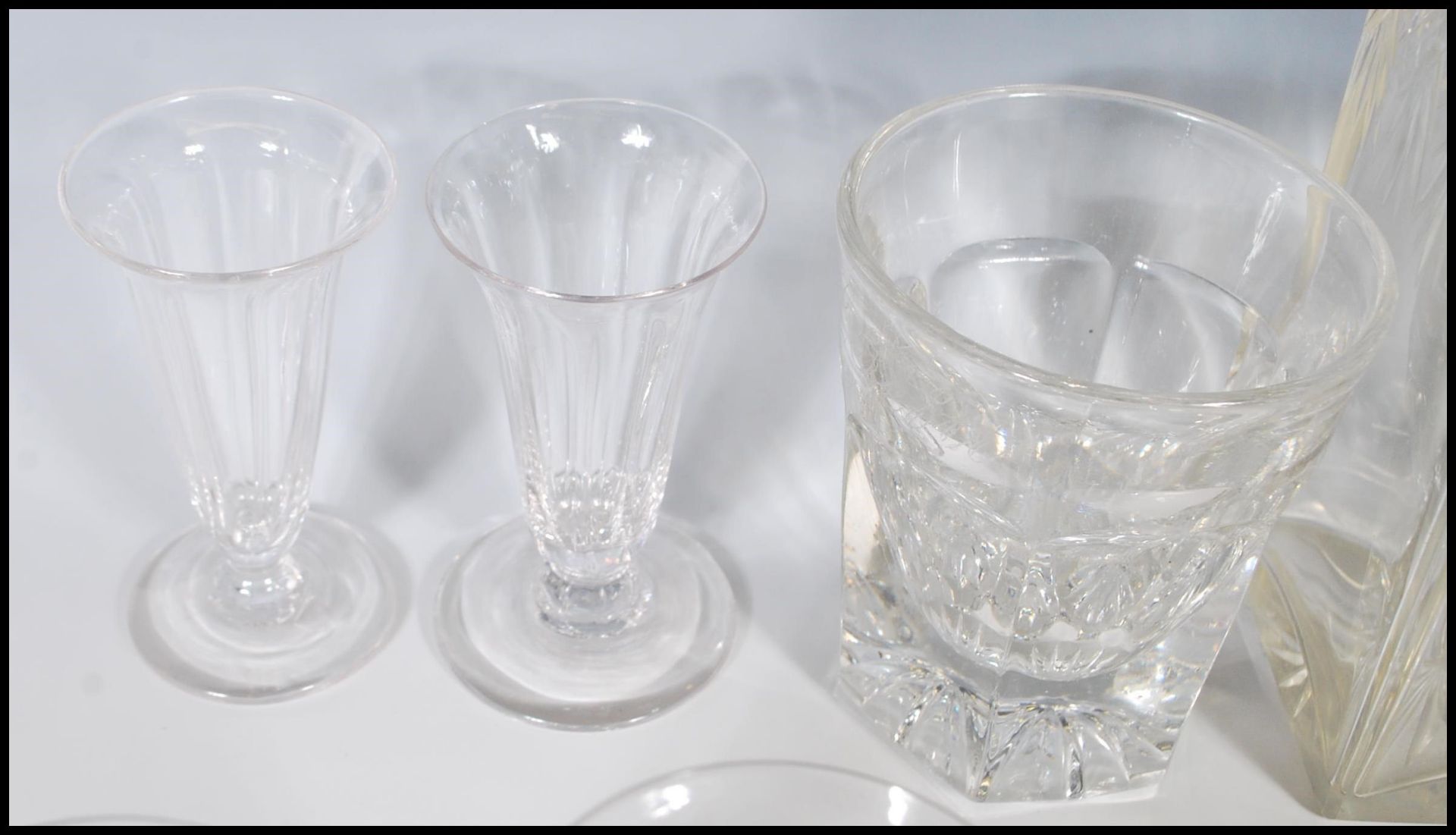A collection of glasses and decanters dating from the 19th Century Victorian era to include - Bild 7 aus 7