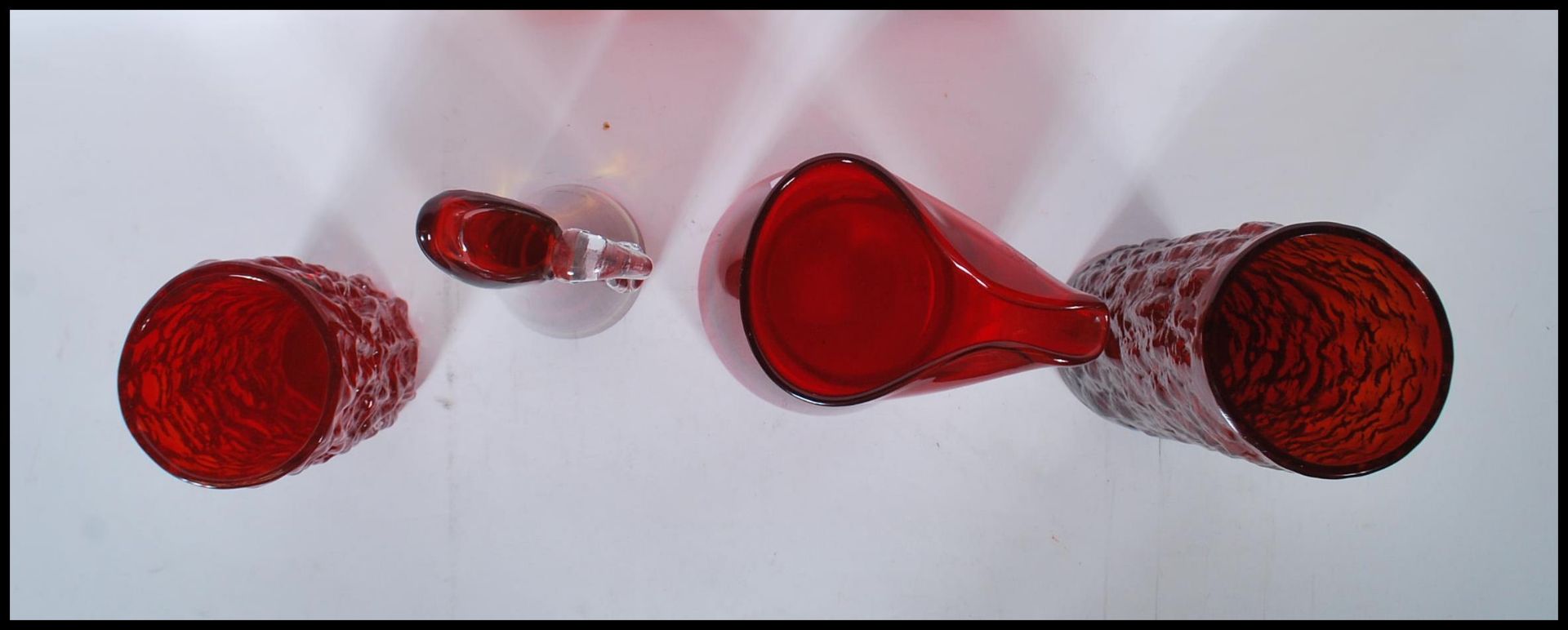 A group of four mid 20th Century vintage retro studio ruby red glass vases to include two bark - Bild 7 aus 7