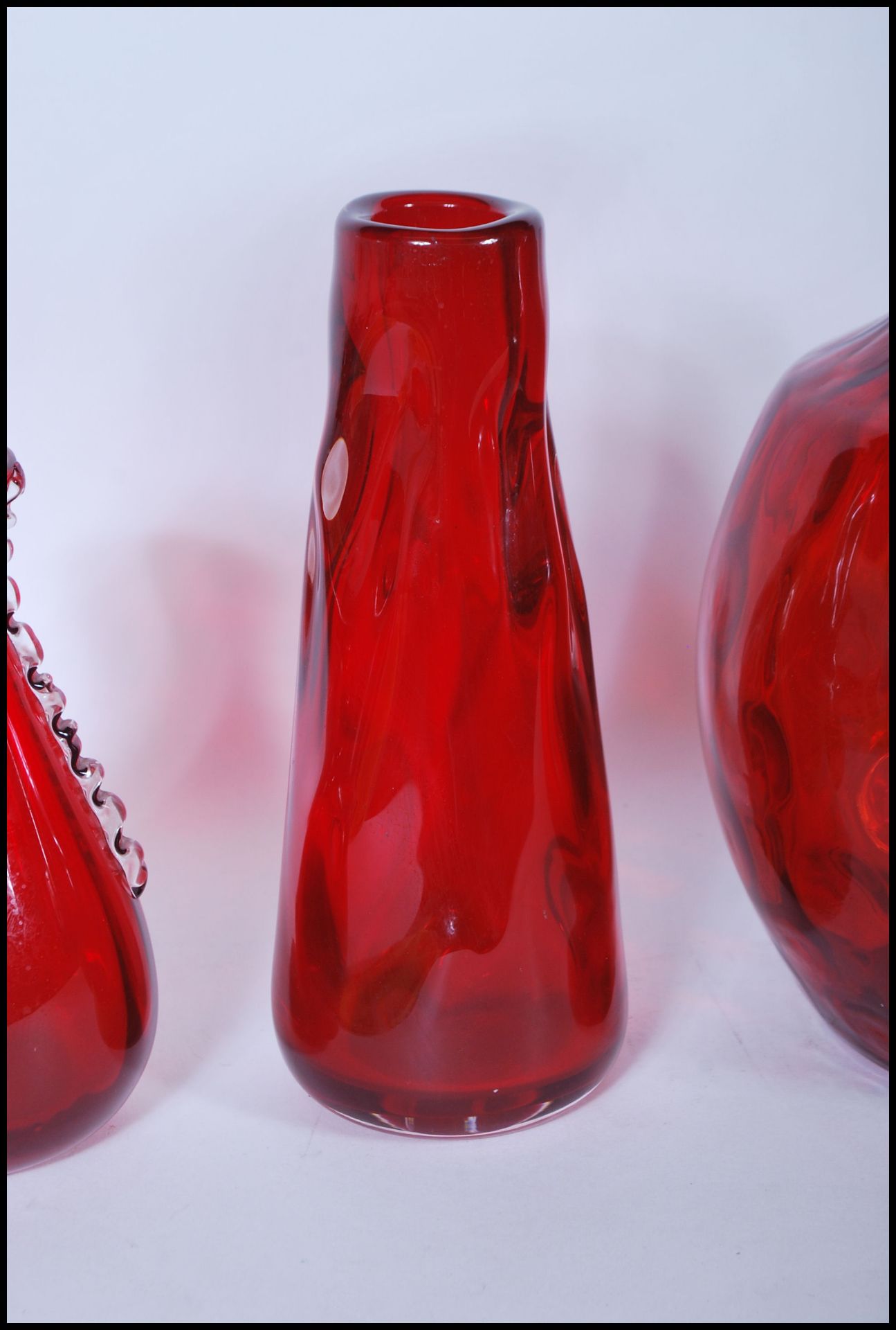 A selection of 20th Century vintage retro red ruby studio glass vases to include a Borsk olive style - Bild 3 aus 7