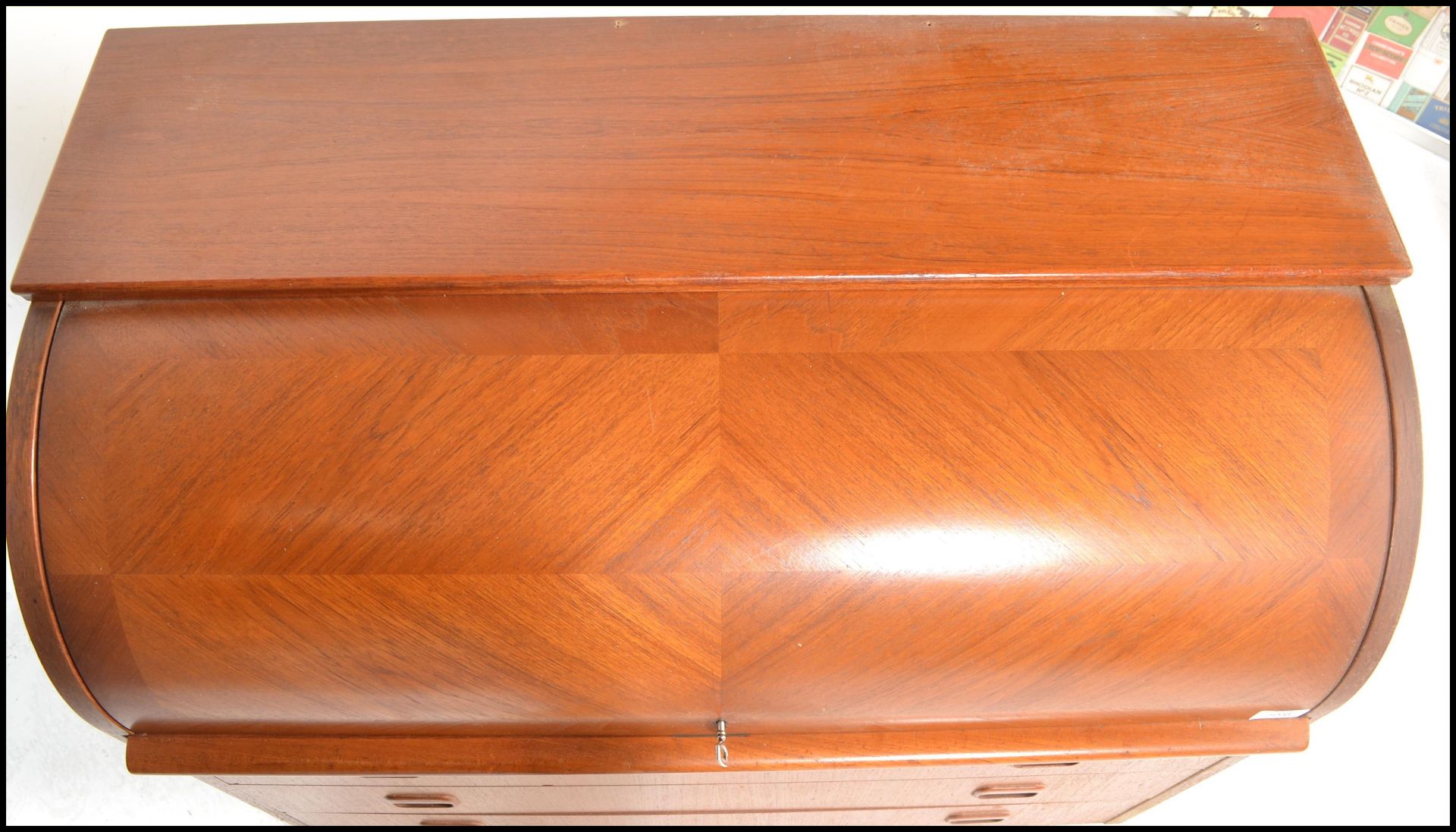 A retro 20th Century Teak wood barrel top bureau having a fully appointed interior over drawers - Bild 6 aus 6